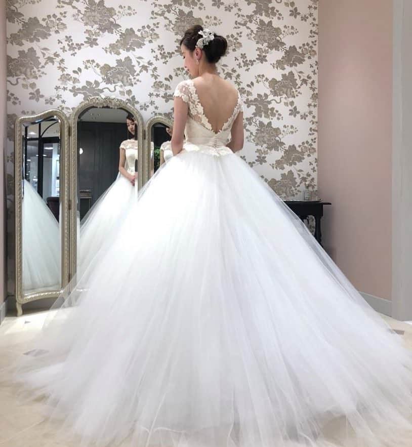 のインスタグラム：「* ウエディングドレス:03-70401 ドレスブランド:ROSA CLARA ヘッドアクセサリー:05-70076 イヤリング:07-70005 * こちらのドレスは @authentique_weddingdress のドレスです。 ----------------------------------------- <お問い合わせ> 💌@dresses_weddingdress へDM 📞 0120-791-249 ご試着予約やレンタル価格など、お気軽にお問い合わせください。 ----------------------------------------- . コーディネートのポイントや詳細は  @dresses_weddingdressホーム画面URLへ。 * その他のROSA  CLARAのドレスは#rosaclara_dresses よりご覧いただけます。 * 素敵だと思ったら、写真をダブルタップ✨ * #ドレッシーズ#rosaclara_dresses #wedding#weddingdress#トレンドカラー#ウェディングドレス試着 #ウェディングドレス迷子#カラードレス試着#カラードレス迷子#ドレスショップ#ドレス探し #フォトウェディング#プレ花嫁 #花嫁ヘア#花嫁 #プレ花嫁#全国のプレ花嫁さんと繋がりたい#ドレス迷子 #ドレス試着 #ウェディングドレス#カラードレス#ドレス探し#結婚式#卒花嫁#2019春婚#2019夏婚#2019秋婚#2019冬婚」