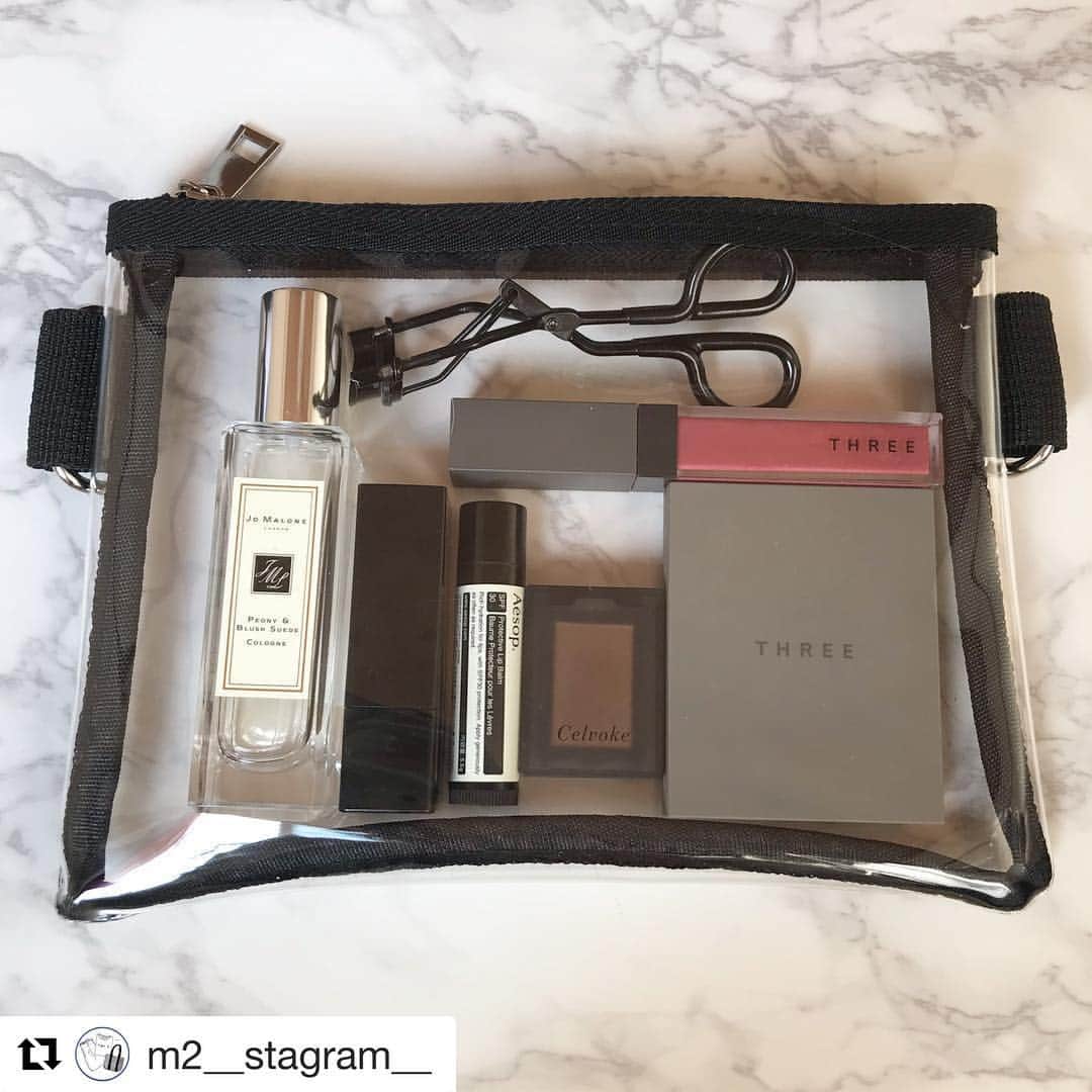 ショップにこにこさんのインスタグラム写真 - (ショップにこにこInstagram)「#Repost @m2__stagram__ with @get_repost ・・・ 𓍯 #ポーチの中身 𓍯 昔から雑誌の『ポーチの中身』『鞄の中身』特集大好き👀♩ . @shopnikoniko さんの #クリアサコッシュBag  𓊭𓍱  をポーチ代わりに𓋪 . 実際は青い目薬とか追加されてたりして←必須‼︎ 中身違います笑 香水は朝つけるのみで持ち歩きません𓍯 . zozotown店限定で 本日13時よりタイムセールで 4309円から2138円に‼︎ . . #置き画倶楽部 #置き画くら部 #おしゃれさんと繋がりたい #お洒落さんと繋がりたい  #locari #ロカリ #jomalone #aesop #three #celvoke #クリアポーチ #コスメ #メイク」3月28日 13時12分 - shopnikoniko