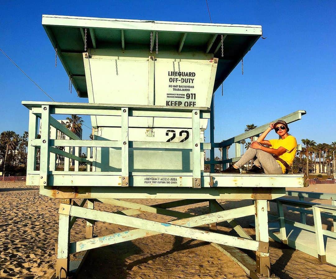 シャーニ・ヴィンソンのインスタグラム：「#keepoff #tower22 #santamonica #luckynumber #beach #beachgirl #sungazing #lifeguardoffduty #lifeguardtower #baywatch #watchingthesunset」