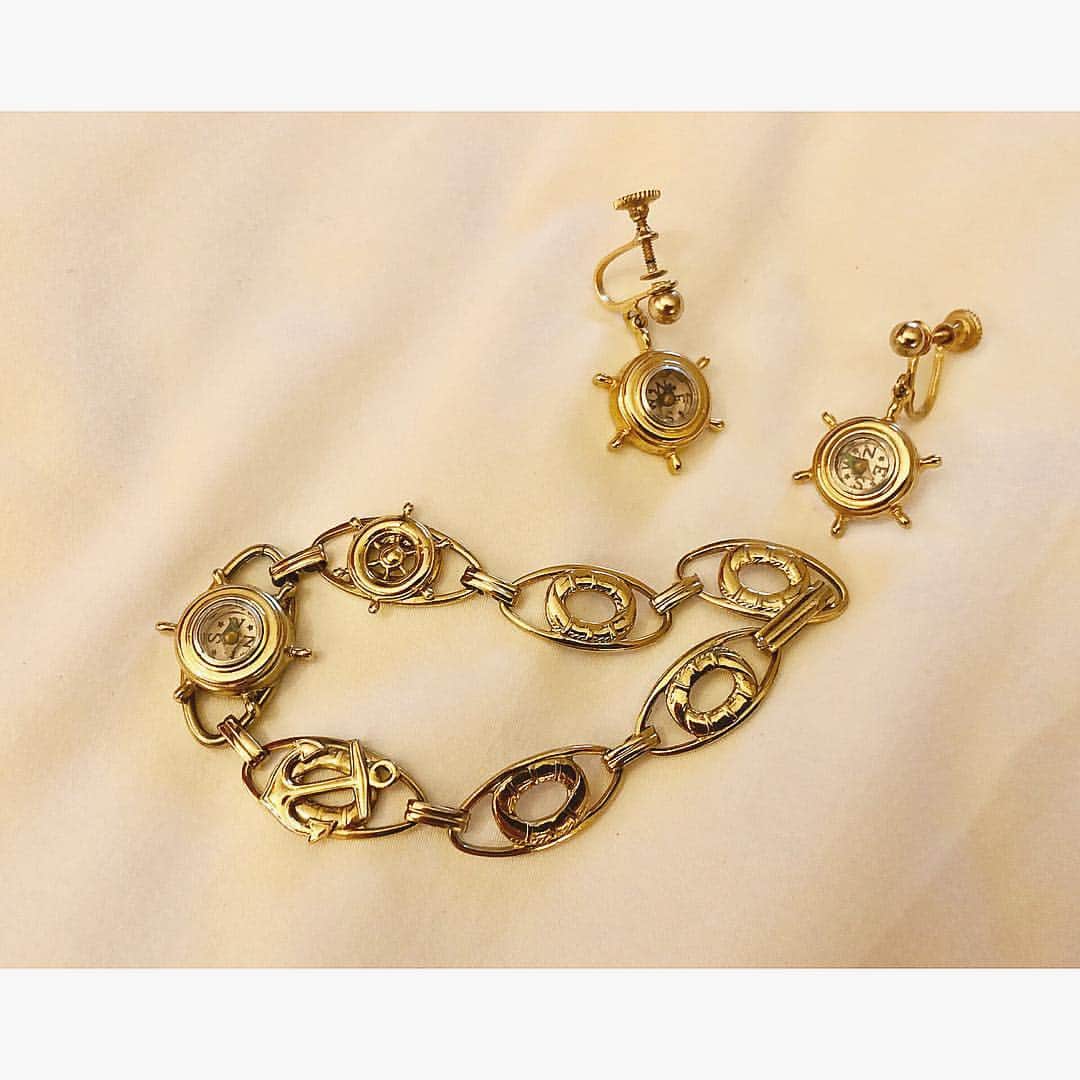 DJ mariennuのインスタグラム：「1940-50s vintage💖 沖縄に行くとちょこちょこ伺うお気に入りのvintage shop🌹 見てるだけで幸せ。 ・ いや、ちゃんと付けますけどね😇 ・ ・ ・ #vintage #vintageaccessory #vintageshop #accessory #okinawa」