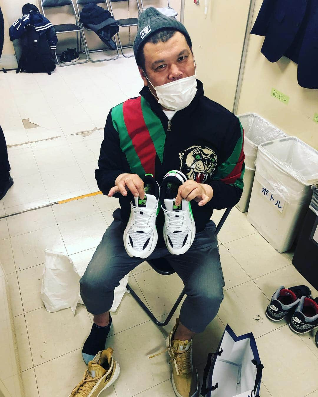 瀬下豊さんのインスタグラム写真 - (瀬下豊Instagram)「ルミネの楽屋でくっきーさんに靴めちゃくちゃカッコいいですね！！って言うたら「ほんだら、今から別の靴買いに行くから これあげるわ」って靴くれた。。。 嘘でしょ？。。。男前。。。規格外。。。 先輩方、男前が多い。。。 #野性爆弾くっきー  さん #履いてた靴くれた #ありがとうございます大事に履きます！ #感性規格外 #プーマとM TVのコラボ #かっこええ #天竺鼠瀬下  #芸人 #よしもと」3月28日 13時14分 - tjkseshita