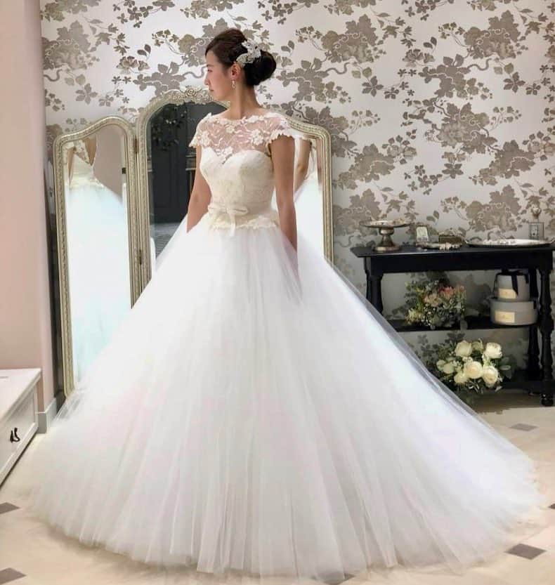 のインスタグラム：「* ウエディングドレス:03-70401 ドレスブランド:ROSA CLARA ヘッドアクセサリー:05-70076 イヤリング:07-70005 * こちらのドレスは @authentique_weddingdress のドレスです。 ----------------------------------------- <お問い合わせ> 💌@dresses_weddingdress へDM 📞 0120-791-249 ご試着予約やレンタル価格など、お気軽にお問い合わせください。 ----------------------------------------- . コーディネートのポイントや詳細は  @dresses_weddingdressホーム画面URLへ。 * その他のROSA  CLARAのドレスは#rosaclara_dresses よりご覧いただけます。 * 素敵だと思ったら、写真をダブルタップ✨ * #ドレッシーズ#rosaclara_dresses #福岡花嫁 #結婚準備 #結婚式準備 #プレ花嫁 #フォトウェディング #前撮り #ブライダルヘア #花嫁diy #花嫁ヘアメイク #福岡プレ花嫁 #プレ花嫁準備 #ハナコレストーリー #ウェディングレポ #dressy花嫁 #ロケーションフォト #ドレス試着 #結婚式diy #ウェディングソムリエアンバサダー #ウェディングニュース #日本中のプレ花嫁さんと繋がりたい #花嫁準備 #ドレス試着 #ウェディングドレス試着#カラードレス試着」