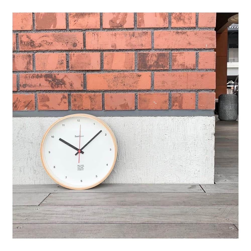 FreePark_Yokohamaさんのインスタグラム写真 - (FreePark_YokohamaInstagram)「⚓️ FreshService Wall Clock  どこかレトロで懐かしさのある壁掛け時計。 プライウッドの枠体はタンバリンやドラムといった楽器の枠を作る熟練した木工職人によって、リング状に成型し美しい正円にしているのが特徴です。 ・ ・ #lifestyle #design #暮らし #雑貨 #雑貨屋 #ジュエリー #jewerly #アクセサリー #bag #バッグ #shoes #スニーカー #ファッション  #ナチュラル #洋服 #多肉植物 #器 #みなとみらい #MARINEandWALK #マリンアンドウォーク  #セレクトショップ #likes #love #ラグ #FreshService #フレッシュサービス #壁掛け時計 #WallClock」3月28日 13時19分 - freepark.jp