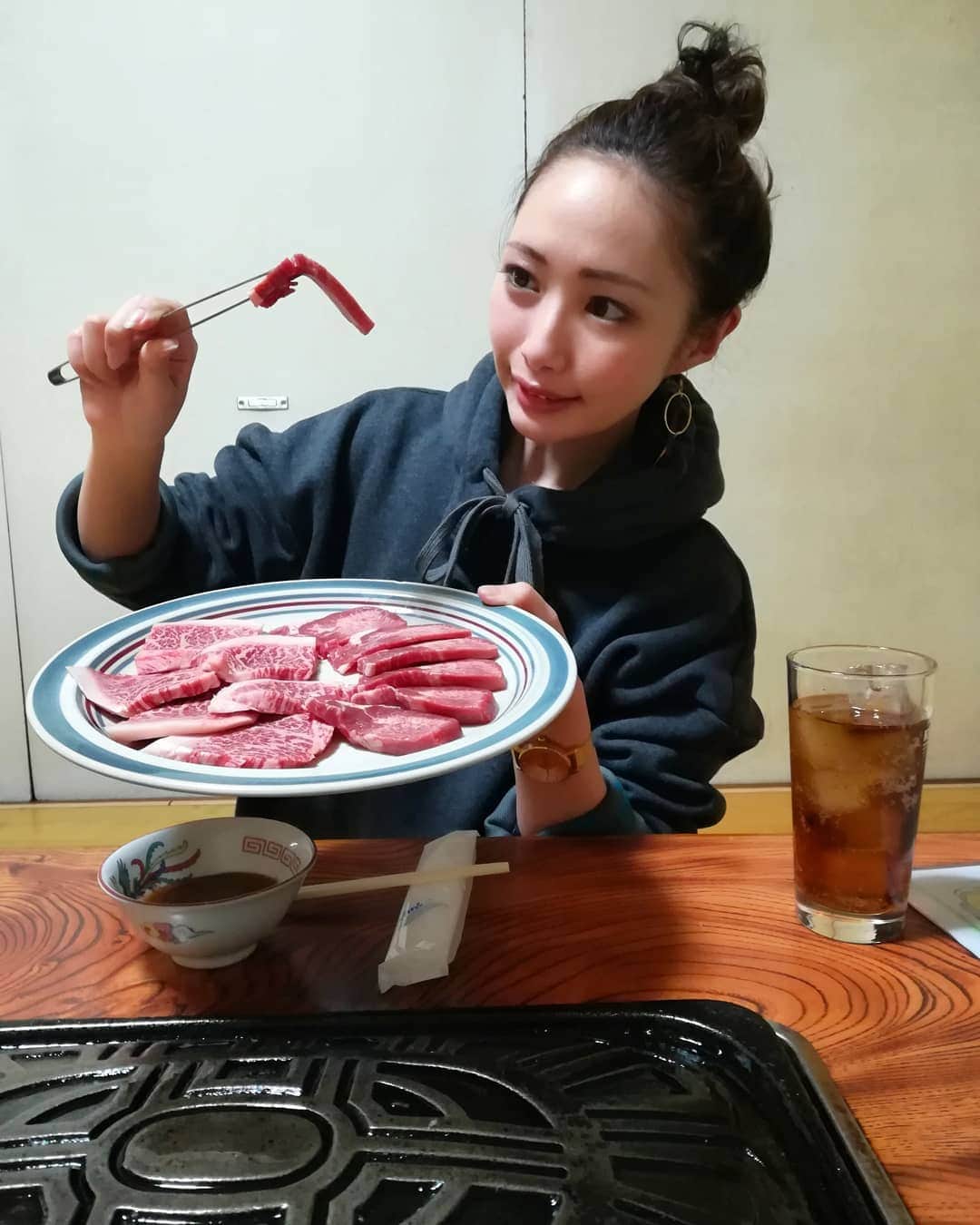 のインスタグラム：「お母さんと二人でなん十年ぶりかの女子旅してます🚋 先日お仕事でいった長野が素敵すぎたので、、 またまた列車旅in信州エリア🍎 * 長野の飯田にやってきました！ 5,6,7pic⏩飯田からすぐの松川町というところにある 📍まし野ワイナリー 初体験のりんごのワイン🍷甘味があっておいしかった💯 お土産には、りんごジュースを購入🍎 * 1,2,3pic⏩夜は飯田駅前の食事処 📍信濃屋 今は大衆食堂として営業されているのですが、元々は精肉店ということで焼肉をオーダー！ 分厚い牛タン！味ももちろん最高～🐄 自家製のタレにたっぷりつけていただきました～ ちなみに飯田は 【日本一の焼肉街】なんです！ さて、何ででしょう？ 答えは後程💟 * * ということで１日目をしっかり満喫して、今日も飯田の旅を楽しみます🎵 * *  #PR #Shupo #visit_tokai #列車旅 #女子旅 #travel #japantravel #train #japanesefood  #飯田 #飯田線 #飯田駅 #焼肉  #信濃屋 #飯田グルメ #iida #長野県 #肉女子 #まし野ワイナリー #mashino #wine #nagano #japan_camera」