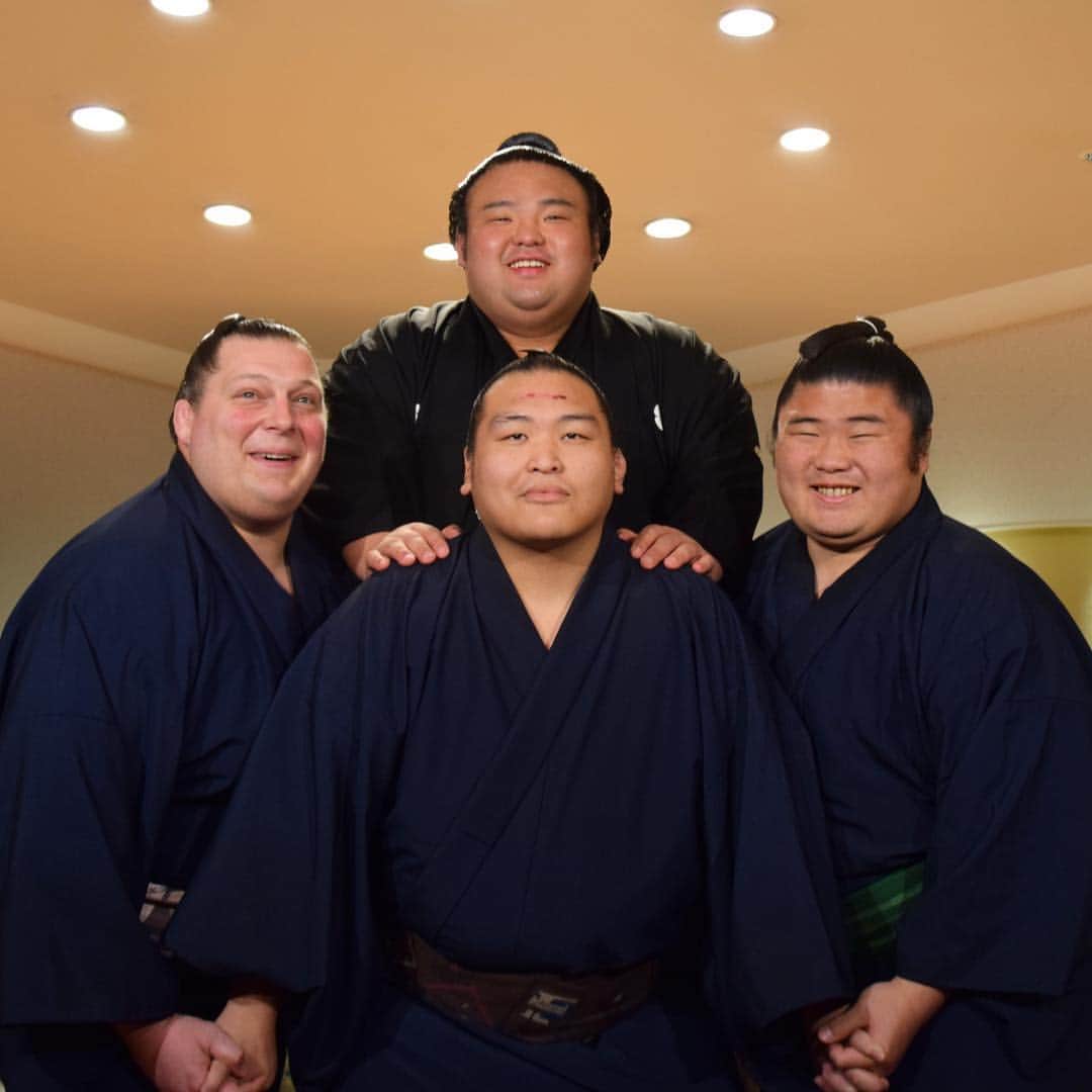 日本相撲協会さんのインスタグラム写真 - (日本相撲協会Instagram)「騎馬の体勢で、笑顔の貴景勝。舛東欧、貴大将、貴健斗が抱えあげます。ご両親の姿も。 #sumo #相撲 #大阪 #おめでとう」3月28日 13時26分 - sumokyokai