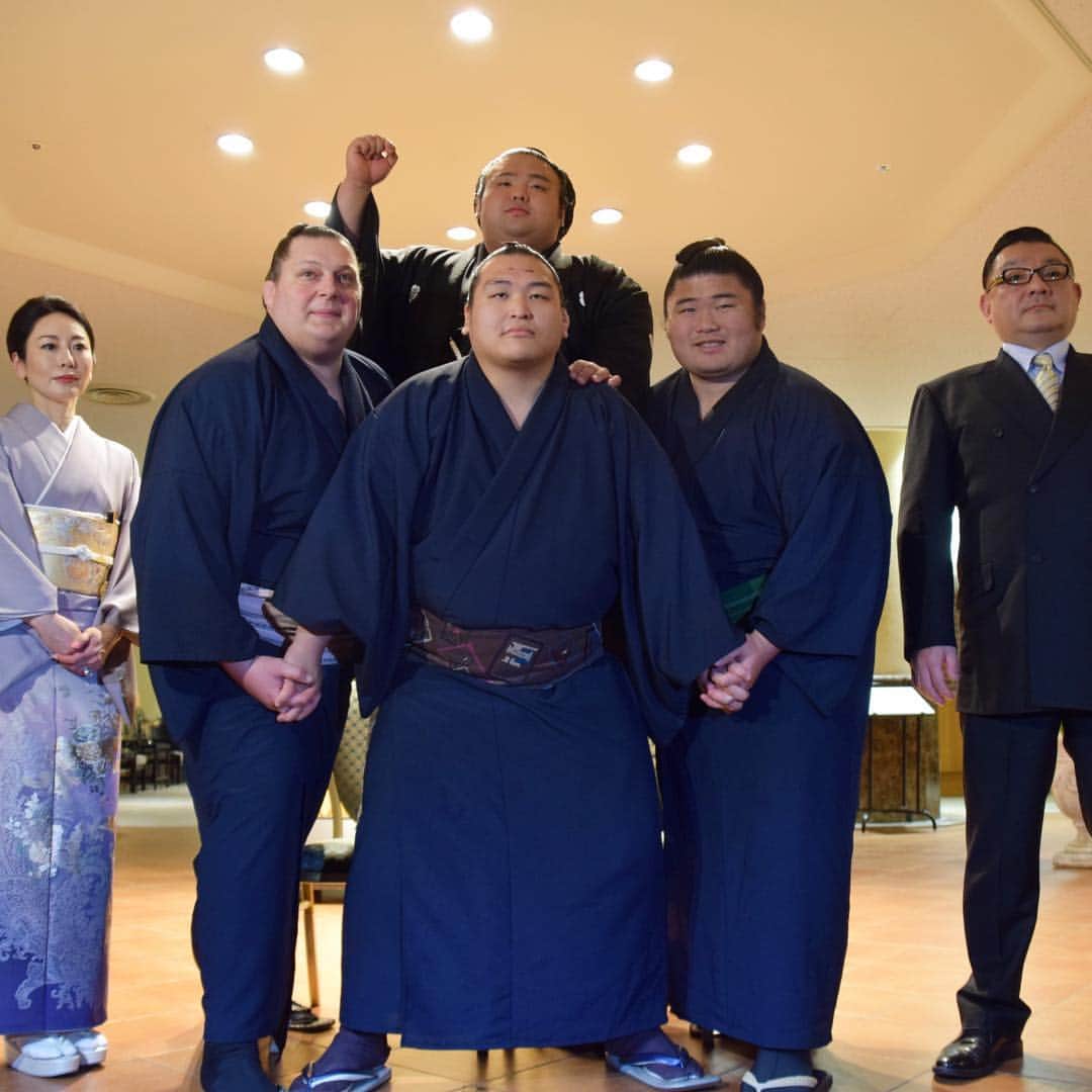 日本相撲協会さんのインスタグラム写真 - (日本相撲協会Instagram)「騎馬の体勢で、笑顔の貴景勝。舛東欧、貴大将、貴健斗が抱えあげます。ご両親の姿も。 #sumo #相撲 #大阪 #おめでとう」3月28日 13時26分 - sumokyokai