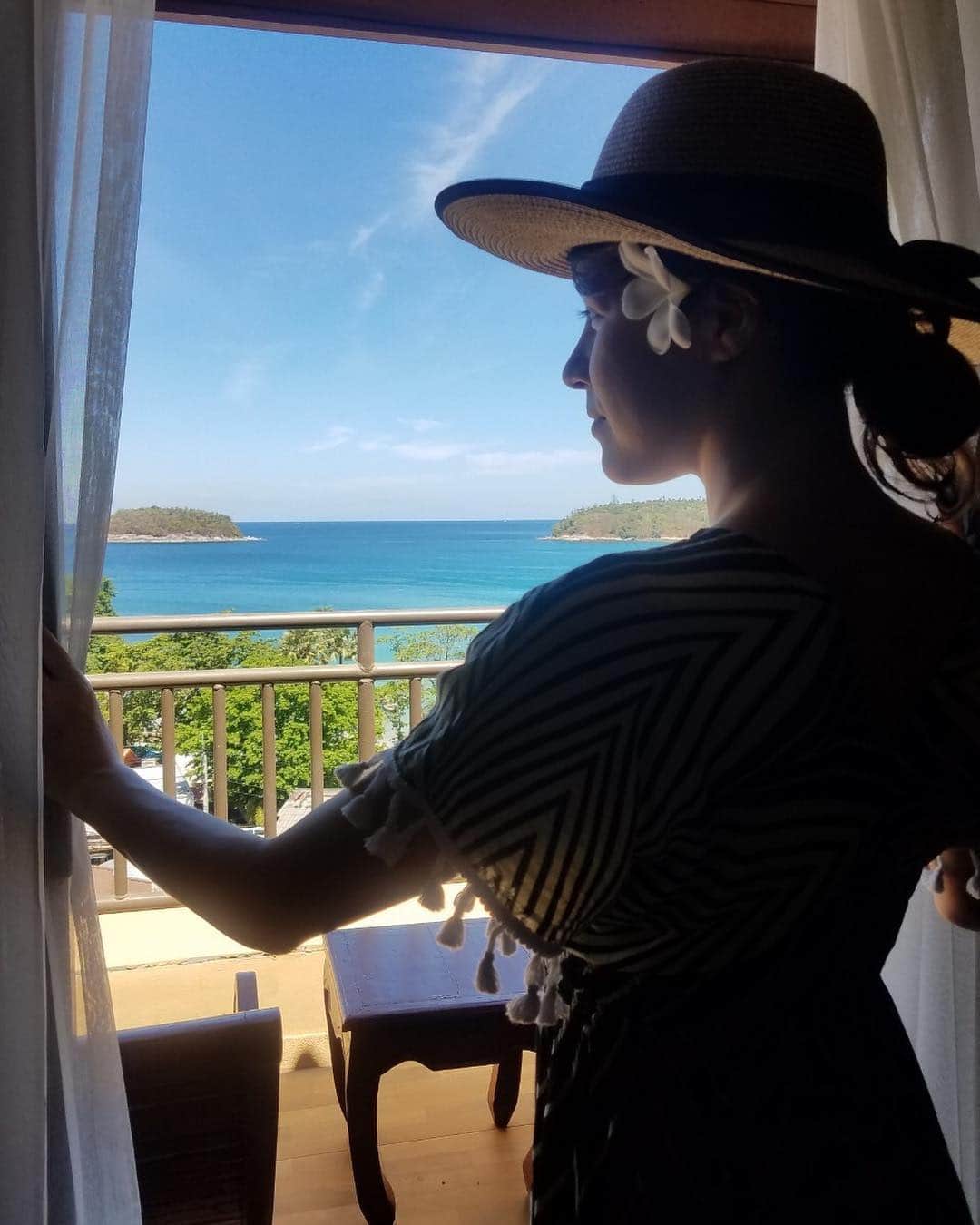 村上シェリーのインスタグラム：「🌴Amazing view from my room 🌴 🕖7:30am  鳥の鳴き声で目が覚める🦜 🌅 • • #phuket #カタビーチ • • • •  #barkinstyle #オーシャンビュー  #リゾートホテル #paradiseisland #resort #styling #thailife  #sherrymurakami #thailand #thaitrip #ocean #beach #beachwaves #beaches #beachlife🌴 #katabeach #katabeachphuket #デラックスシービュー #resorthotel」