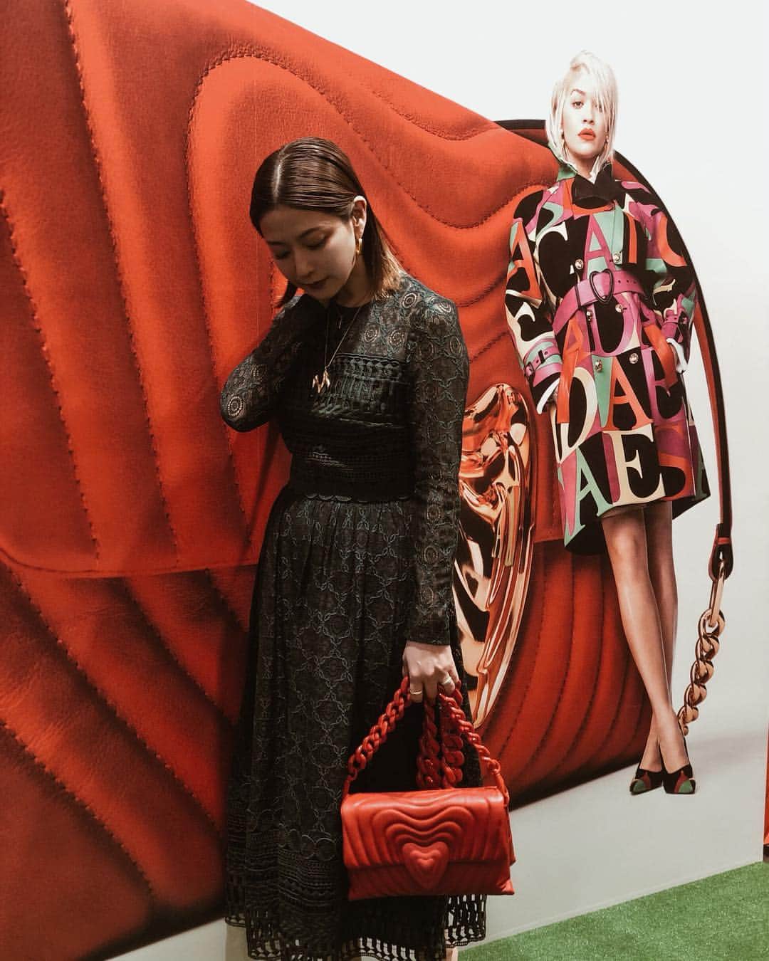 仲村美香さんのインスタグラム写真 - (仲村美香Instagram)「先日はESCADA NY Collection Eventにご招待 して頂きました☺️🌸 私が持ってる赤いバッグが リタ・オラさんデザインの新作で 昨日から発売スタートしているそうです♡ 真っ赤なカラーに、マットなハートモチーフ。トレンドのチェーン。 可愛いかった🤤❤️ ・ ・ ・ ドレスはASOSだよん♡ ・ ・ #ESCADA#エスカーダ#ハートバッグ #リタオラ#ritaora #roppongi#六本木#party#dress#Heartbag」3月28日 13時30分 - mikapu0519