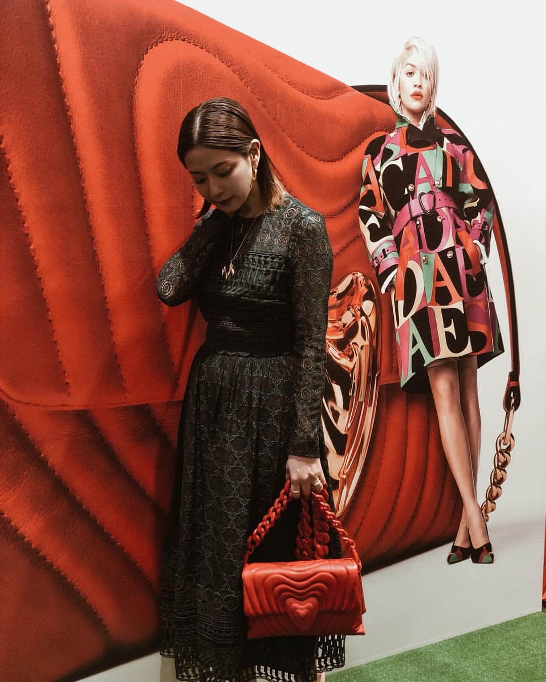 のインスタグラム：「先日はESCADA NY Collection Eventにご招待 して頂きました☺️🌸 私が持ってる赤いバッグが リタ・オラさんデザインの新作で 昨日から発売スタートしているそうです♡ 真っ赤なカラーに、マットなハートモチーフ。トレンドのチェーン。 可愛いかった🤤❤️ ・ ・ ・ ドレスはASOSだよん♡ ・ ・ #ESCADA#エスカーダ#ハートバッグ #リタオラ#ritaora #roppongi#六本木#party#dress#Heartbag」