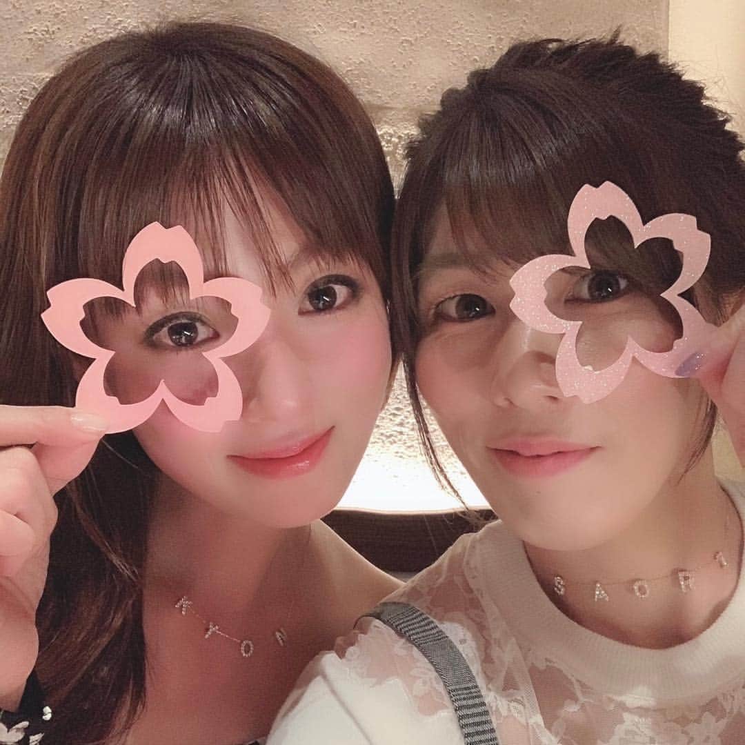 深田恭子のインスタグラム：「ドラマの撮影も終わり、やっと吉田沙保里ちゃんの現役引退お疲れ様でしたの会が出来ました😢なにかお疲れ様の記念にと...お揃いにしてしまいました🎁でも！でも！沙保里ちゃんすぐ動画で素の私をこっそり撮る🤣もう‼️‼️‼️‼️ 今年も一緒に桜を観れて良かった🌸大人になってからのお友達って貴重ですね😣💦しかもこんなに素敵で立派なお友達....😢♥️ #皆様は今年の桜はもう観ましたか #桜が長く咲いているといいな #お花見お薦め知りたいな #どうして桜の時期はピンク着たくなっちゃうんだろう #ピクニックしたいなぁ #吉田沙保里 さん #kyokofukada」