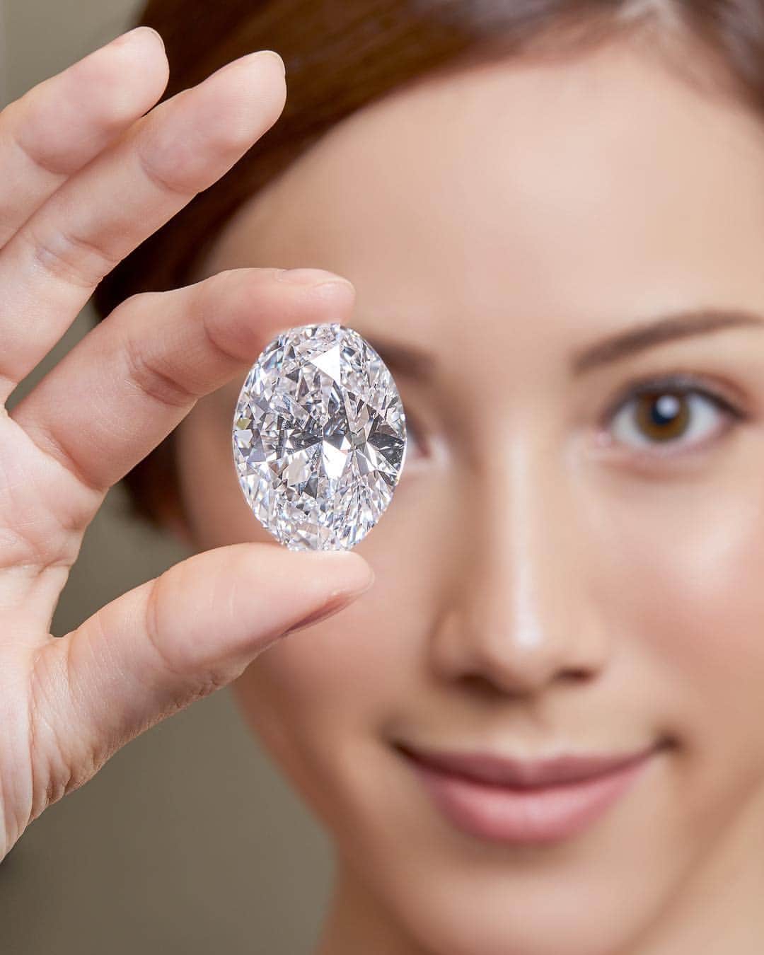サザビーズさんのインスタグラム写真 - (サザビーズInstagram)「Colour, clarity, cut and carat: this Spectacular 88.22-Carat Oval Brilliant Diamond is perfect according to every critical criterion. Further distinguished as one of only three oval diamonds of over 50 carats to appear at auction in living memory, the stone leads our sale of Magnificent Jewels & Jadeite in #HongKong on 2 April. A symbol of perfection and eternity, often associated with prosperity, the number eight is considered a lucky number in China and other Asian cultures. In its duality – 88 – it is believed to bring good wishes in abundance. Don’t miss out on seeing this wonder of nature when it goes on view at the Hong Kong Convention and Exhibition Centre this Friday. #SothebysJewels #SothebysHongKong #diamond @sothebysjewels」3月28日 13時32分 - sothebys