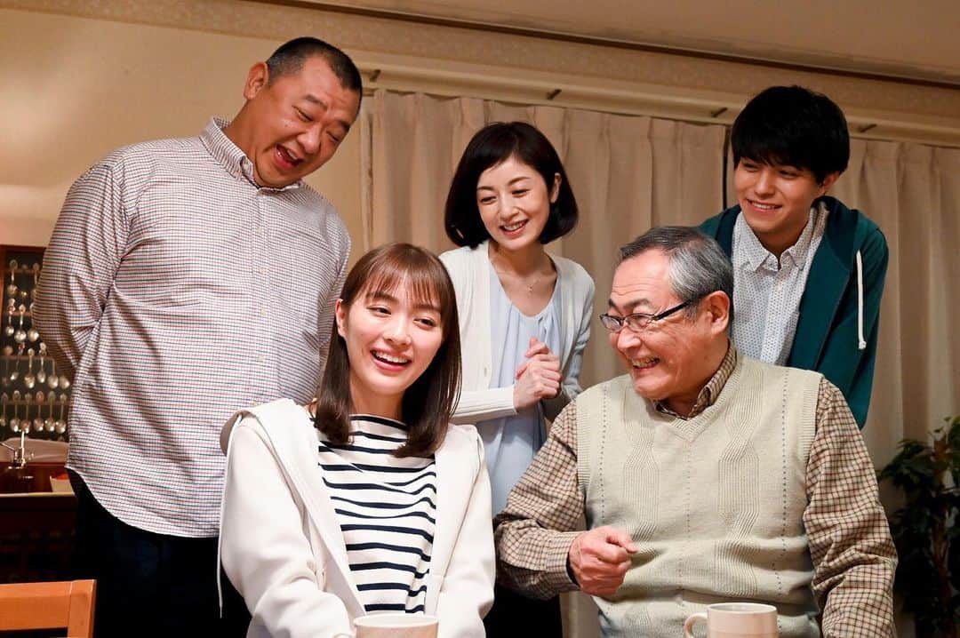 日本テレビ ドラマ「向かいのバズる家族」さんのインスタグラム写真 - (日本テレビ ドラマ「向かいのバズる家族」Instagram)「今作でバズっていく篝(かがり)家ですが……幸せそうな笑顔の裏には家族それぞれに様々な思惑が隠されていて…。 誰にでも、どの家族にでも起こりうる、ＳＮＳとリアルが交錯する家族の物語です❗️ 4月4日木曜よる11時59分からスタート✨  #向かいのバズる家族 #ムカバズ #内田理央  #だーりお #木下隆行 #TKO #那智 #小野武彦  #高岡早紀」3月28日 13時32分 - mukabuzz