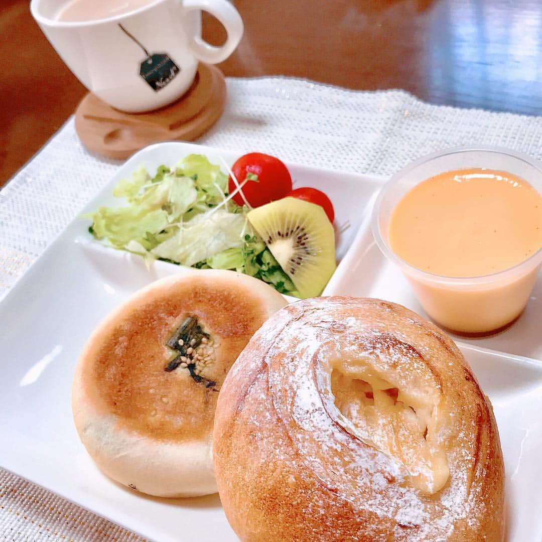 二木蒼生さんのインスタグラム写真 - (二木蒼生Instagram)「#二木蒼生 * 富士見市にも美味しいパン屋さんがあるんですよ🍞🥐 《しあわせパン工房komugi》 * ハニーカマンベールフランス 野沢菜おやき 自家製バニラプリン * 全部おいしかったけど、ハニーカマンベールフランスは、はちみつのほのかな甘さとチーズのしょっぱさがいい感じ🤤❤︎ * ティーバッグのイラストのカップだけど、中身はカフェオレ☺︎ 木の蓋がソーサーにもなるんです☕ * #しあわせパン工房komugi#komugi#パン#パン屋さん#ベーカリー#プリン #カフェオレ#蓋付きマグカップ#アフタヌーンティー#afternoontea #富士見市#埼玉県」3月28日 13時32分 - aomushi_kune2