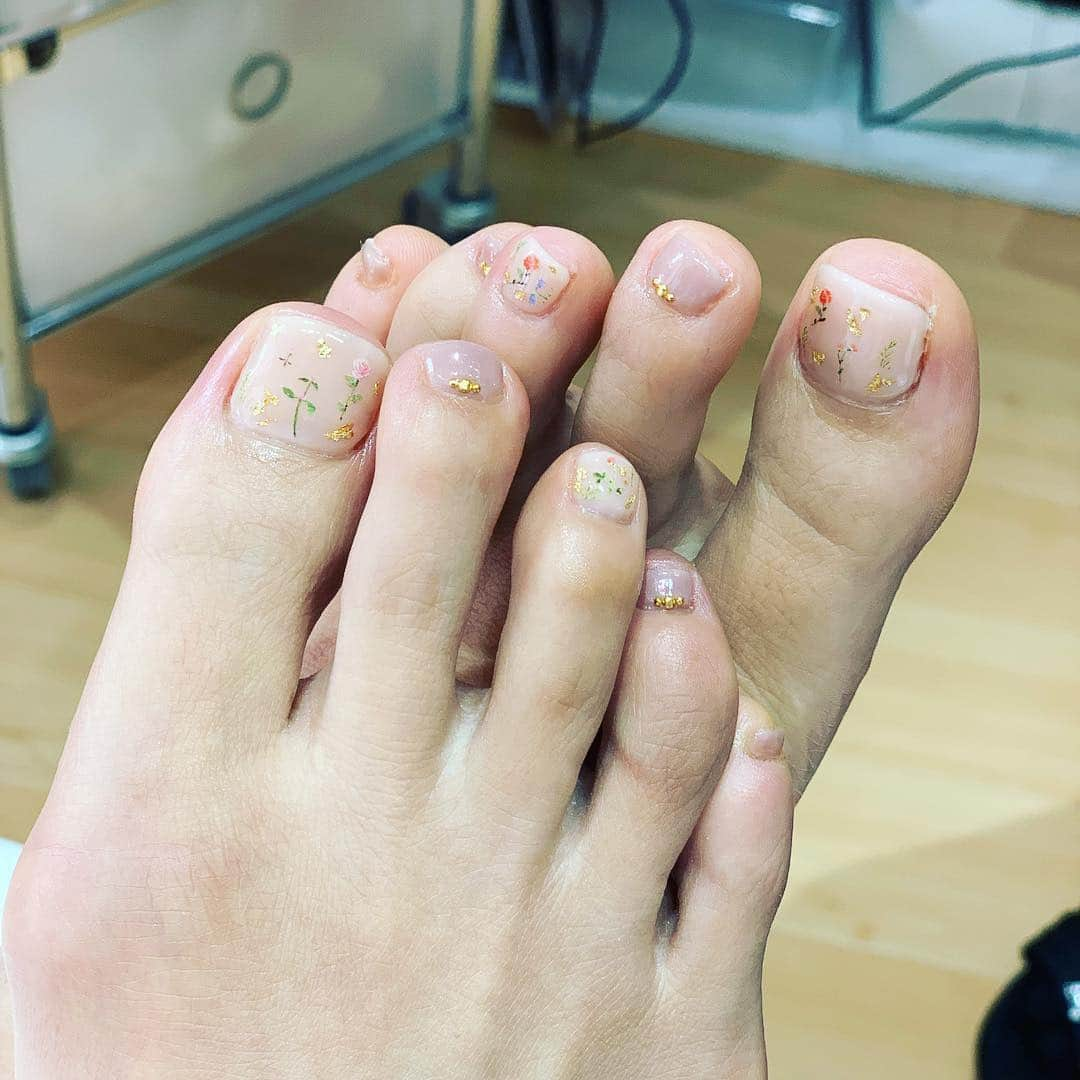 井上貴美さんのインスタグラム写真 - (井上貴美Instagram)「. ぐるっと浦安ロケ前に寄り道。 . 久々の「ネイルルームヴィサンテ」 @nail.salon.vi.sante  和田さん、いつもありがとう〜◡̈ . 春の装い〜𓇬𓇬 . この申し訳程度の小指の爪の愛おしさよ。 . #ぐるっと浦安 #jcom #nail #nailsalonvisante #小指の爪をいつも姪っ子に指摘される」3月28日 13時34分 - takami__213