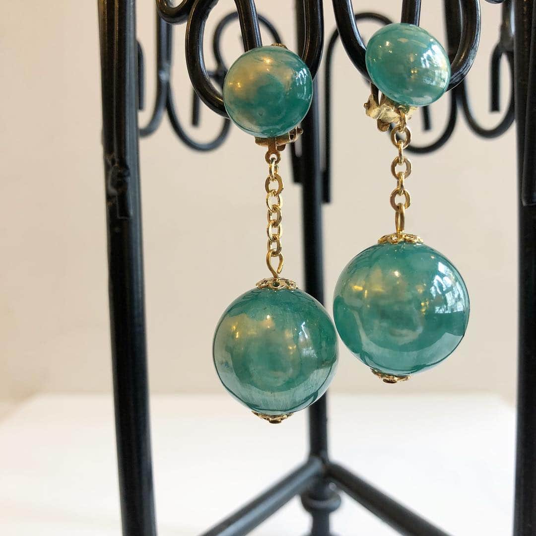NUTTY Vintage&Collectibleさんのインスタグラム写真 - (NUTTY Vintage&CollectibleInstagram)「🍀NEW ARRIVAL🍀 vintage green ball earrings ぶらっと大きめサイズのボールイヤリング。色違いでピンクも入荷です🌷 白いブラウスに合わせたり、色の組み合わせを楽しんだり。とってもウキウキします。 - #nutty#vintageshop#boutique#osaka#horie#japan#ootd#fashion#vintagestyle#vintagefashion#vintagewear#used#vintage#大阪#堀江#南堀江#古着#古着屋#古着女子#ヴィンテージ#ootd#コーディネート#coordinate#ファッション#大阪古着#ヴィンテージショップ#instagood#earrings#jewelry」3月28日 13時45分 - nutty_vintage