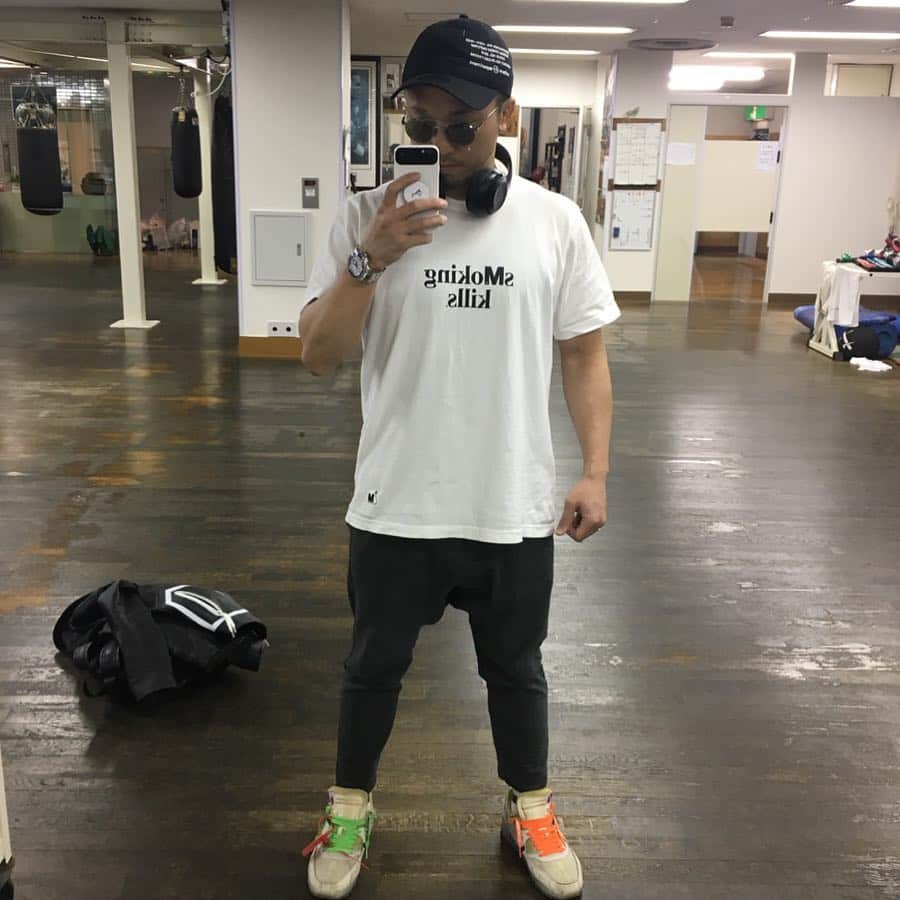 のインスタグラム：「おぬーTシャツ はいドンピシャ 笑 バックプリントまでドンピシャ 笑 またしても @fxxkingrabbits .  #fxxkingrabbits #smokingkills #offwhiteairmax90 #sophnet #rolex #yachtmaster2 #ピーコさんファッションチェックお願いします」