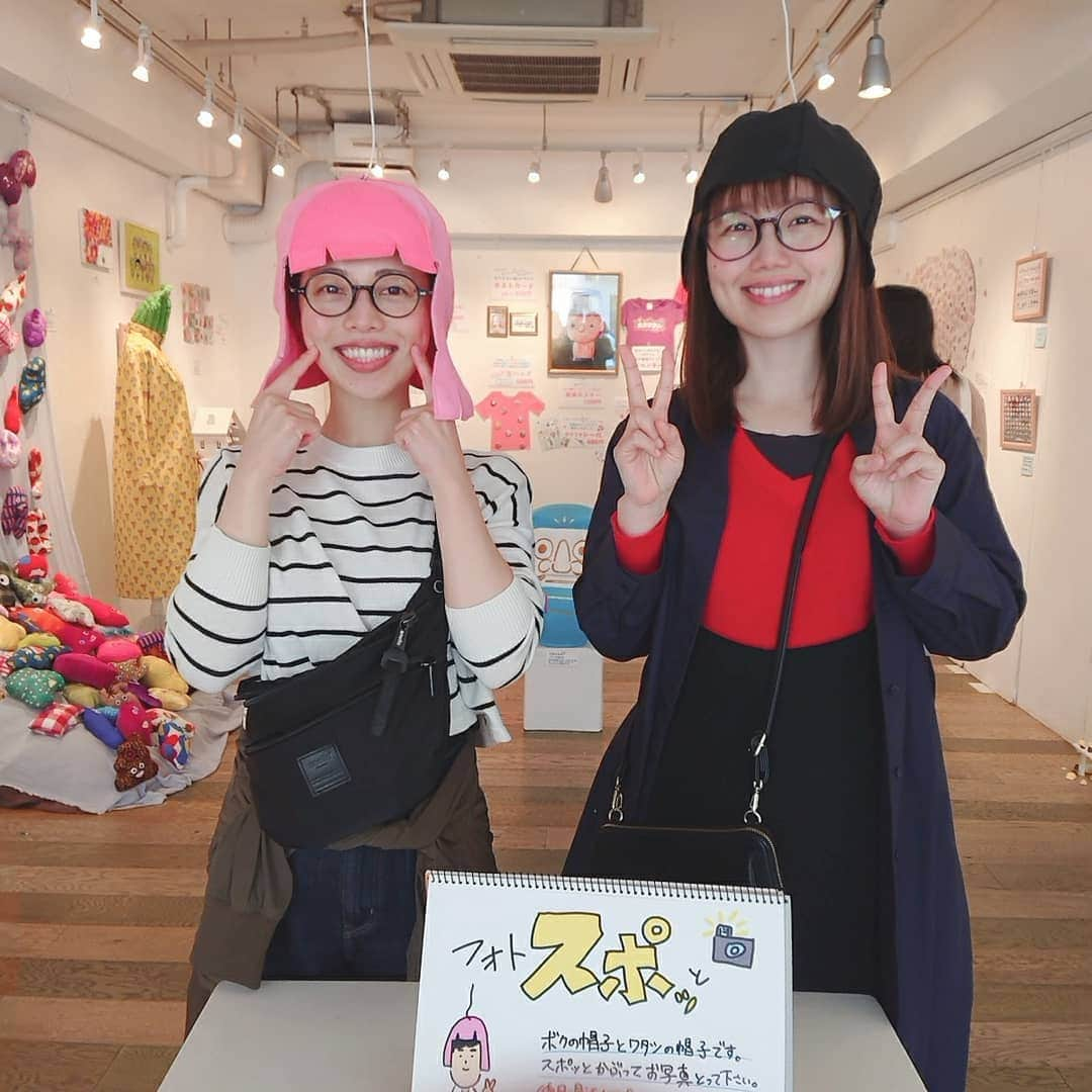 和泉杏さんのインスタグラム写真 - (和泉杏Instagram)「『ボクワタシ展2』 先週21～24日に開催されていた、 中村涼子さんとハナコ秋山さんの個展♪ . 絵を描いたり、作品を作るという才能に溢れた二人！！ . 笑っちゃうし可愛い作品がいっぱい！！ 来客みんなニヤニヤにこにこ♥️ . 今回の写真たちは、二人のコラボゾーンです♪ . 最後の写真の、 二人の髪型をスポッとかぶって撮影する 『フォトスポッと』 かわいーーー！！！ 発想が素敵ーーー！！！ . それぞれのゾーンは、また載せます♪ . . . #中村涼子 さん #ハナコ #ハナコ秋山 さん #ボクワタシ展2 #個展」3月28日 14時07分 - izumikyou