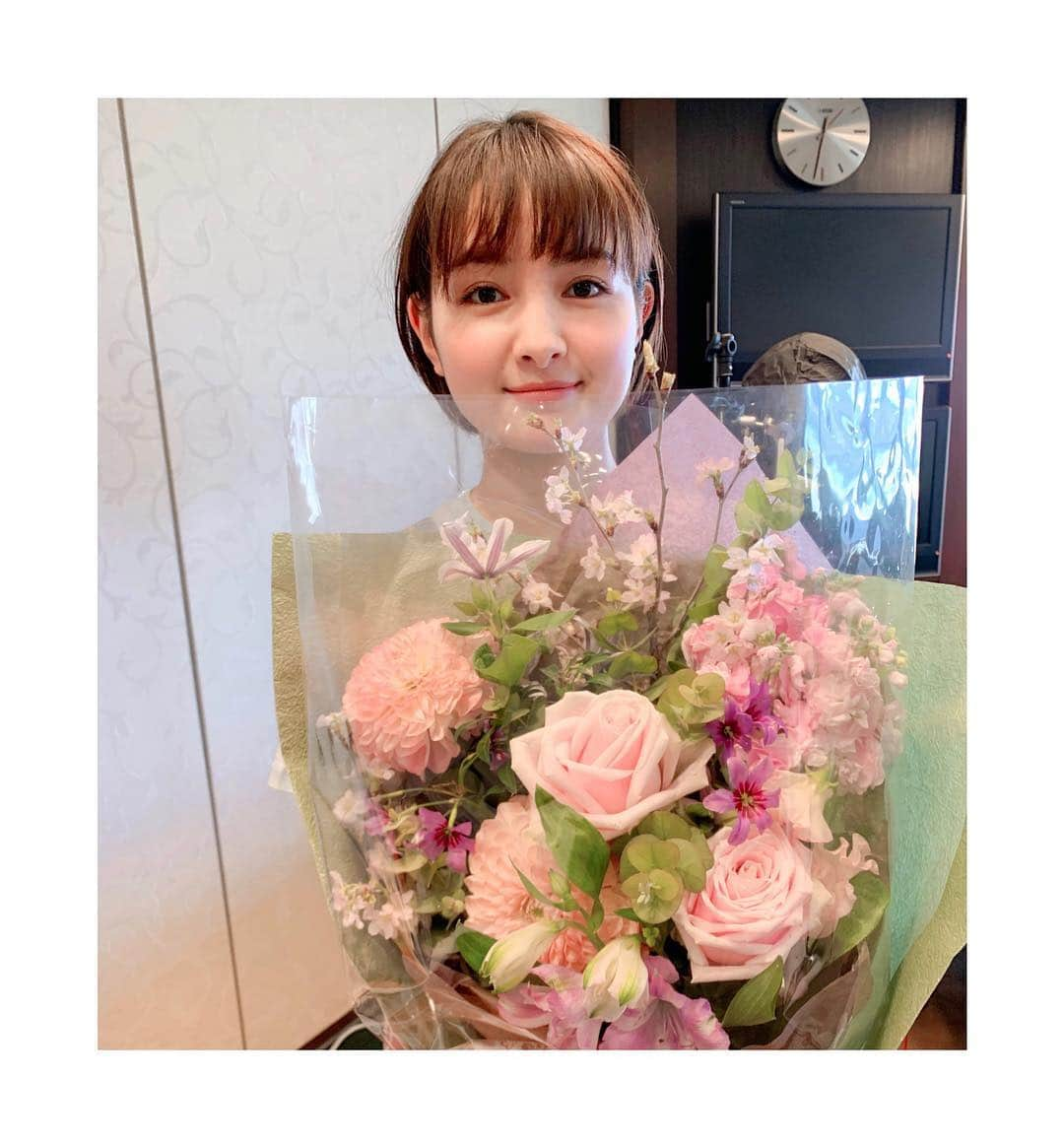 葵わかなさんのインスタグラム写真 - (葵わかなInstagram)「.  CM撮影でした。  頂いたお花の中になんと、桜🌸  春だなぁ…  私の家の周りには桜がないから気づかなかったけど、もう結構咲いてるんですね。  お花見はした事ないけど、興味はあります笑 でもでも、 花粉症との戦いが…😂 私、気づいたらもう花粉症だったから、花粉症じゃない人生を過ごした事ないんですよね🤔  ほんと花粉症じゃない方、羨ましい〜笑  でも春は大好きだから、早く暖かくなってほしいです☺️ そしてこの後は、楽しみぃ〜！な撮影なんですぞ。ふふふ。」3月28日 14時07分 - aoiwakana0630