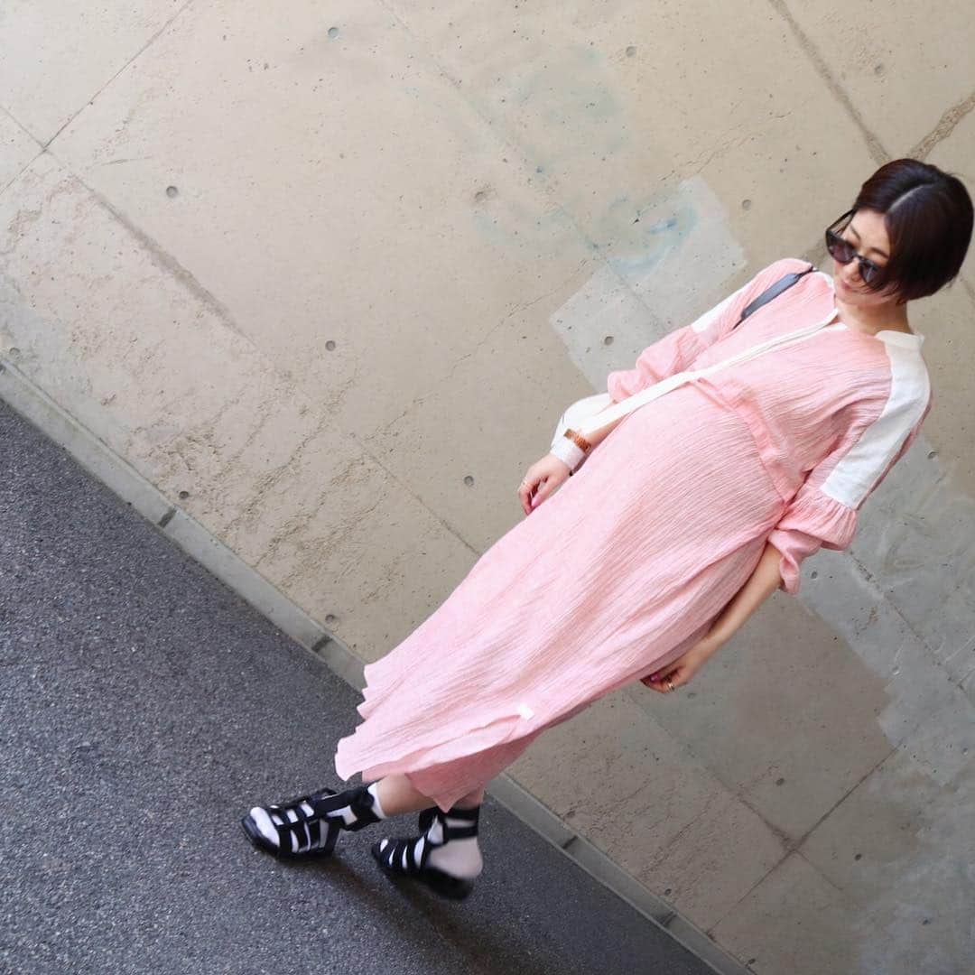 ジュジュさんのインスタグラム写真 - (ジュジュInstagram)「2019/03/29 release予定✔︎ . bi-color op-red- . 黒小物で引き締めるとグッとカジュアルになって着易い♫ . ご予約頂いた方へも明日より 順々発送予定です🗣#ありがとうございます♡ . #AkariH#accessory#costumeaccessory#fashion akarih#akarihchic#アカリ#アカリチック#Akarih#アカリ #2019ss#www.akari-h.jp #maternitycoordinate#maternity#mama #mamacoordinate#33week#hrkフク #AkariH#apparel#fashion akarih#akarihchic#アカリ#AkariHapparel#アカリアパレル#2019ss#www.akari-h.jp」3月28日 14時07分 - hiraka