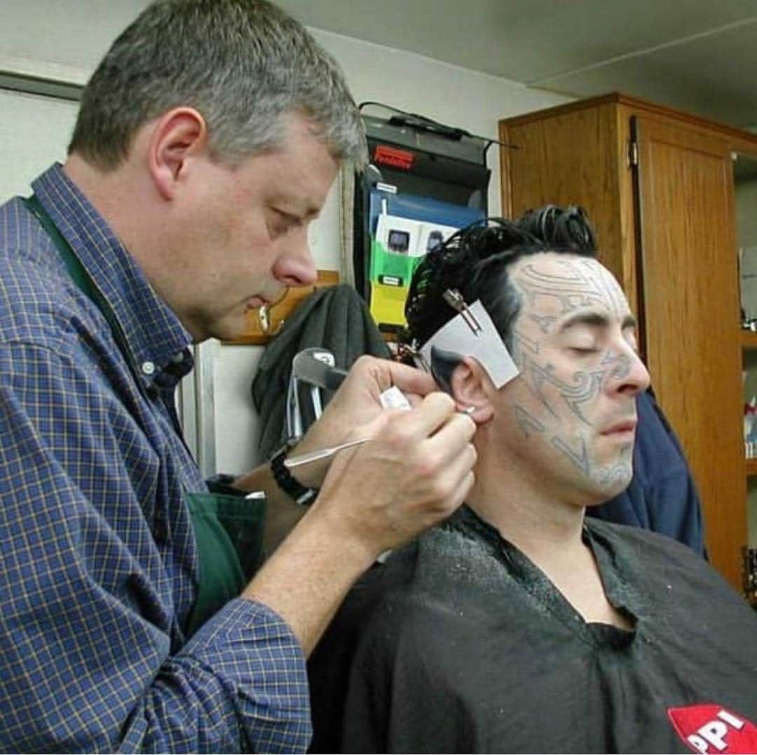 アラン・カミングさんのインスタグラム写真 - (アラン・カミングInstagram)「Charles Porlier applying my tattoos, by hand, at like 4am, when I played Nightcrawler in X2: X Men United, Vancouver 2002 #tbt」3月28日 14時19分 - alancummingreally