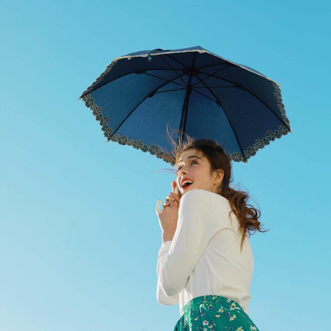 any SiSさんのインスタグラム写真 - (any SiSInstagram)「. Deveauxのフラワープリントシリーズの傘は、インディゴ地に花柄刺繍でフェミニンスタイルを格上げ♡ 晴雨兼用なので、青空の下でも雨の日でも気分が上がります♫ . #Umbrella 🛍 (ZZW6KM0402)¥4,990+tax . #Knit 🛍 (KRWPKS0201)¥5,900+tax . #Skirt 🛍 (SKWPKM0284)￥7,900+tax . 写真の🛍アイテムをタップすると、そのまま商品購入ページにとびます♡ .  #anysis #anysislaube  #エニィスィス#fashion #春物 #新作 #sweet #feminine #spring #newarrivals #femininestyle #instagood #photooftheday #picoftheday #instadaily  #春服 #春コーデ」3月28日 14時13分 - anysis_official