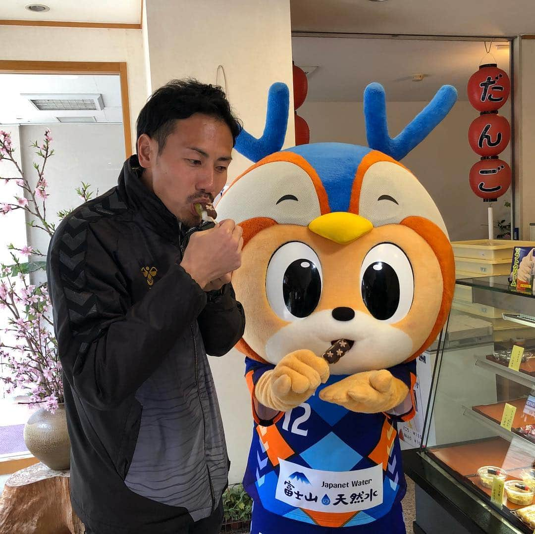 ヴィヴィくんさんのインスタグラム写真 - (ヴィヴィくんInstagram)「オールVファーレンのロケで、前田さんといっしょに、浜の町アーケードと、新大工しょうてんがいにいってきました🐥⚽️🎶 おだんごおいしかった🍡 ほっぺたおちた😋❗️❗️ はるをかんじました🌸 . #vvaren #vファーレン  #vファーレン長崎 #長崎 #ヴィヴィくん #オールVファーレン #ロケ #前田悠佑 さん #前ちゃん #おだんご #おいしい ！ #浜の町 #浜の町アーケード #新大工商店街」3月28日 14時14分 - vivikun_vvn