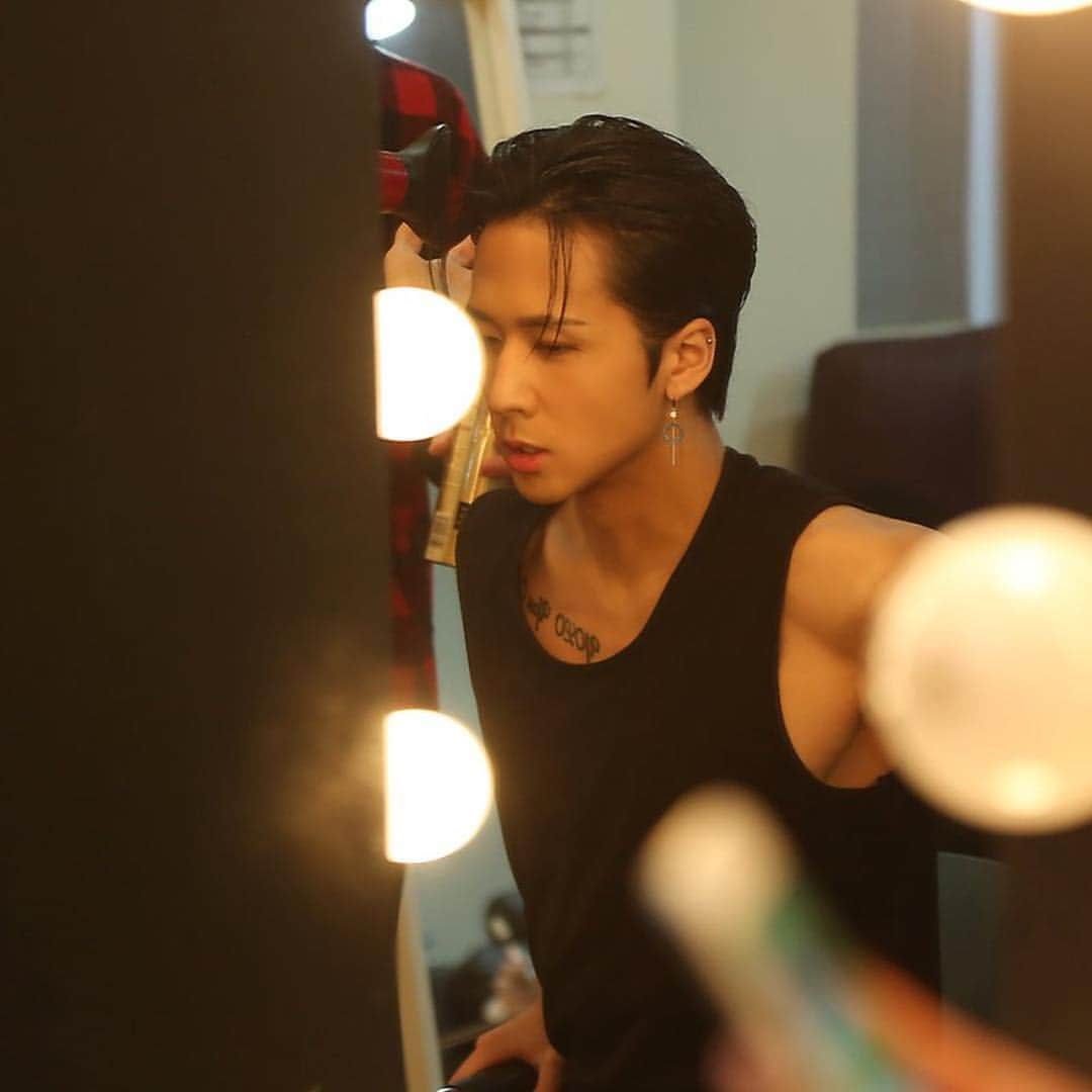 VIXXさんのインスタグラム写真 - (VIXXInstagram)「. Naver Post✏️ 갓라비 갓탈라잇이 함께 쓴 [R.OOK BOOK] 마지막 페이지★ . 뜨거웠던 랍콘의 현장만큼 핫한 비하인드 현장사진 네이버 포스트에서 확인하세요🔥 . Writing down the very last page of [R.OOK BOOK] ★ With awesome RAVI and awesome ST★RLIGHT together . As the concert was hot, Behind the scenes are hot as well Check out now on Naver Post🔥 . ▶️ http://naver.me/GHh4EZ8Y . #빅스 #VIXX #라비 #RAVI #김원식 #KIM_WON_SIK #3rd_REAL_LIVE #ROOK_BOOK #네이버 #포스트 #Naver #Post🌟」3月28日 14時16分 - vixx_stargram