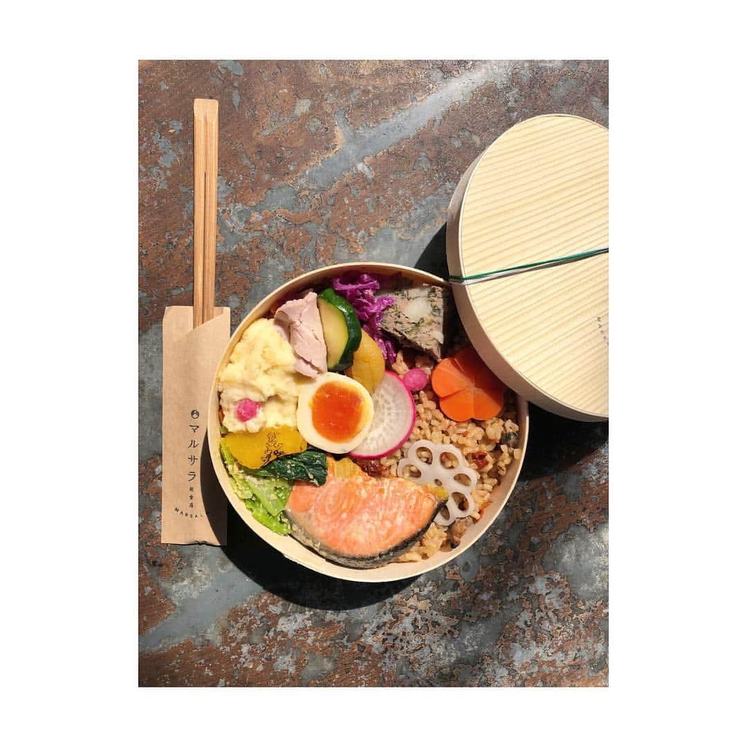高垣麗子さんのインスタグラム写真 - (高垣麗子Instagram)「・ スタジオにて みんなで囲むお弁当𓏸 品数豊富で彩り豊か𓂃 ありがとうござます！ ・ ・ #お弁当」3月28日 14時17分 - reikotakagaki