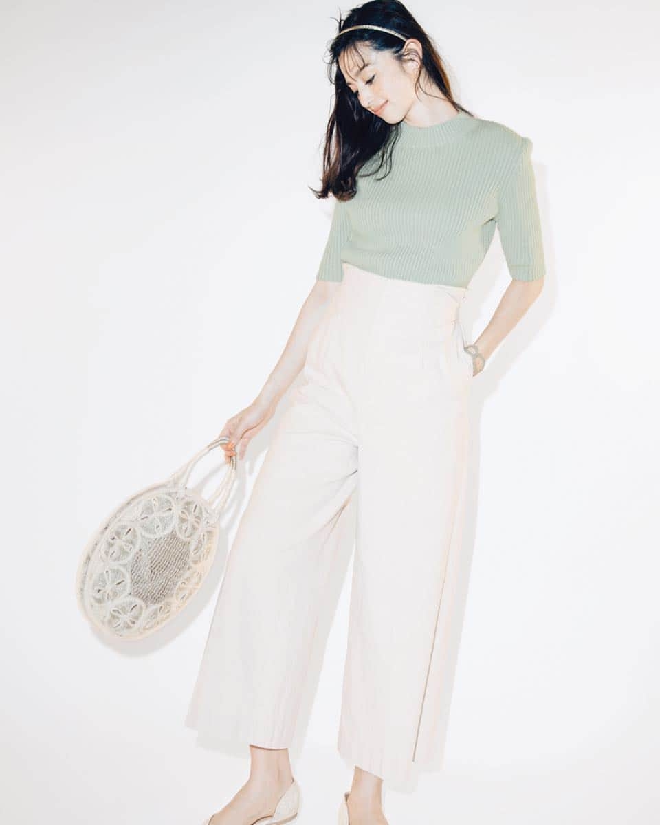 cancam_fashionのインスタグラム：「3月28日、今日の東京は曇り時々晴れ。最高気温19度、最低気温12度の予報です（気象庁調べ）。 あたたかな日の春コーデは、季節感ばっちりのミントグリーンをリブニットで取り入れて。合わせる色をベージュでまとめれば、季節感ばっちりのまろやか配色が完成します♡ ・ コーデの詳細はプロフィールのURLからcheck✔️ . #cancam #cancamfashion #中条あやみ #今日のコーデ  #ワンツーコーデ #ミュートカラー #ootd #ootdfashion」