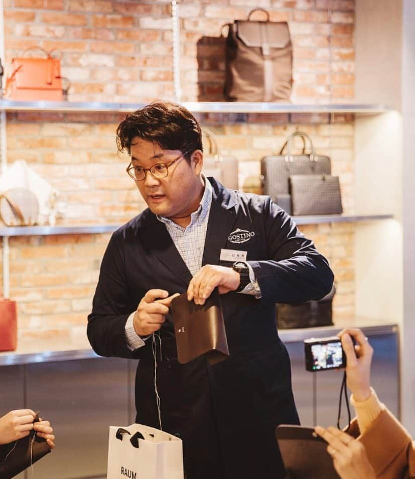 DAKS Koreaさんのインスタグラム写真 - (DAKS KoreaInstagram)「• DAKS accessories X AGOSTINO  지난주 라움이스트에서 닥스 액세서리 X 아고스티노 가죽공방이 함께 초청 이벤트를 진행했습니다. 닥스 가죽으로 세상에 단 하나 뿐인 나만의 필통을 완성하는 일일 가죽 공예 체험. 오랜 시간 사용할수록 가치가 느껴지는 가죽의 매력을 경험하는 시간이었어요. . . #닥스 #닥스코리아 #닥스액세서리 #DAKS #DAKSACCESSORIES #아고스티노 #닥스가죽공예클래스 #가죽공예클래스 #가죽공예 #가죽공방 #원데이클래스 #라움이스트」3月28日 14時24分 - dakskorea_accessories