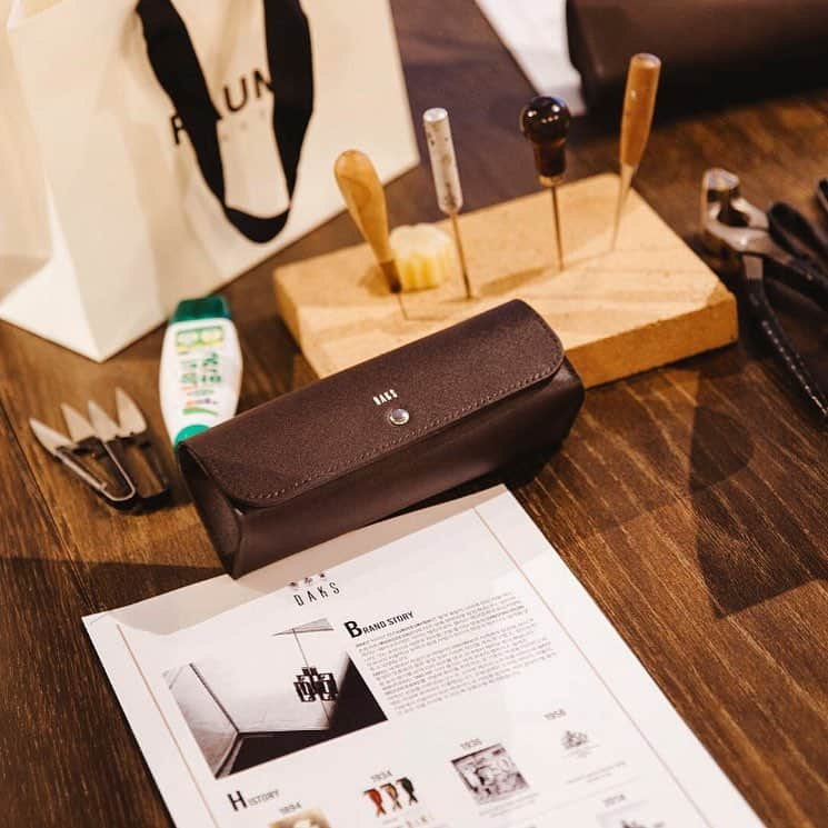 DAKS Koreaさんのインスタグラム写真 - (DAKS KoreaInstagram)「• DAKS accessories X AGOSTINO  지난주 라움이스트에서 닥스 액세서리 X 아고스티노 가죽공방이 함께 초청 이벤트를 진행했습니다. 닥스 가죽으로 세상에 단 하나 뿐인 나만의 필통을 완성하는 일일 가죽 공예 체험. 오랜 시간 사용할수록 가치가 느껴지는 가죽의 매력을 경험하는 시간이었어요. . . #닥스 #닥스코리아 #닥스액세서리 #DAKS #DAKSACCESSORIES #아고스티노 #닥스가죽공예클래스 #가죽공예클래스 #가죽공예 #가죽공방 #원데이클래스 #라움이스트」3月28日 14時27分 - dakskorea_accessories