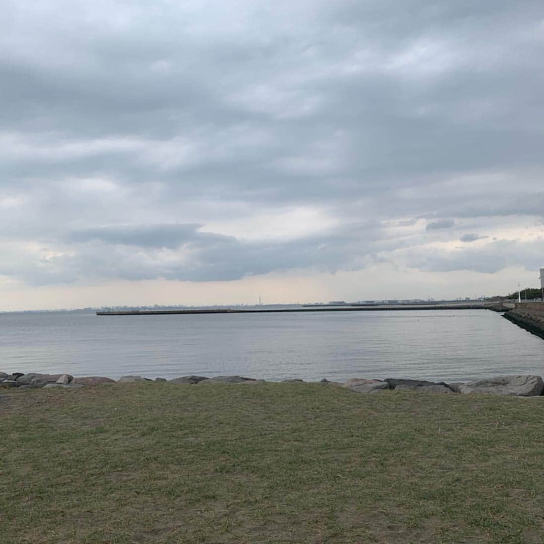 一三さんのインスタグラム写真 - (一三Instagram)「今年最初の海水浴。  寒…🥶 #海水浴 #砂浜 #beach #海 #sea #東京湾 #千葉 #chiba #稲毛」3月28日 14時36分 - ichizou.co.jp