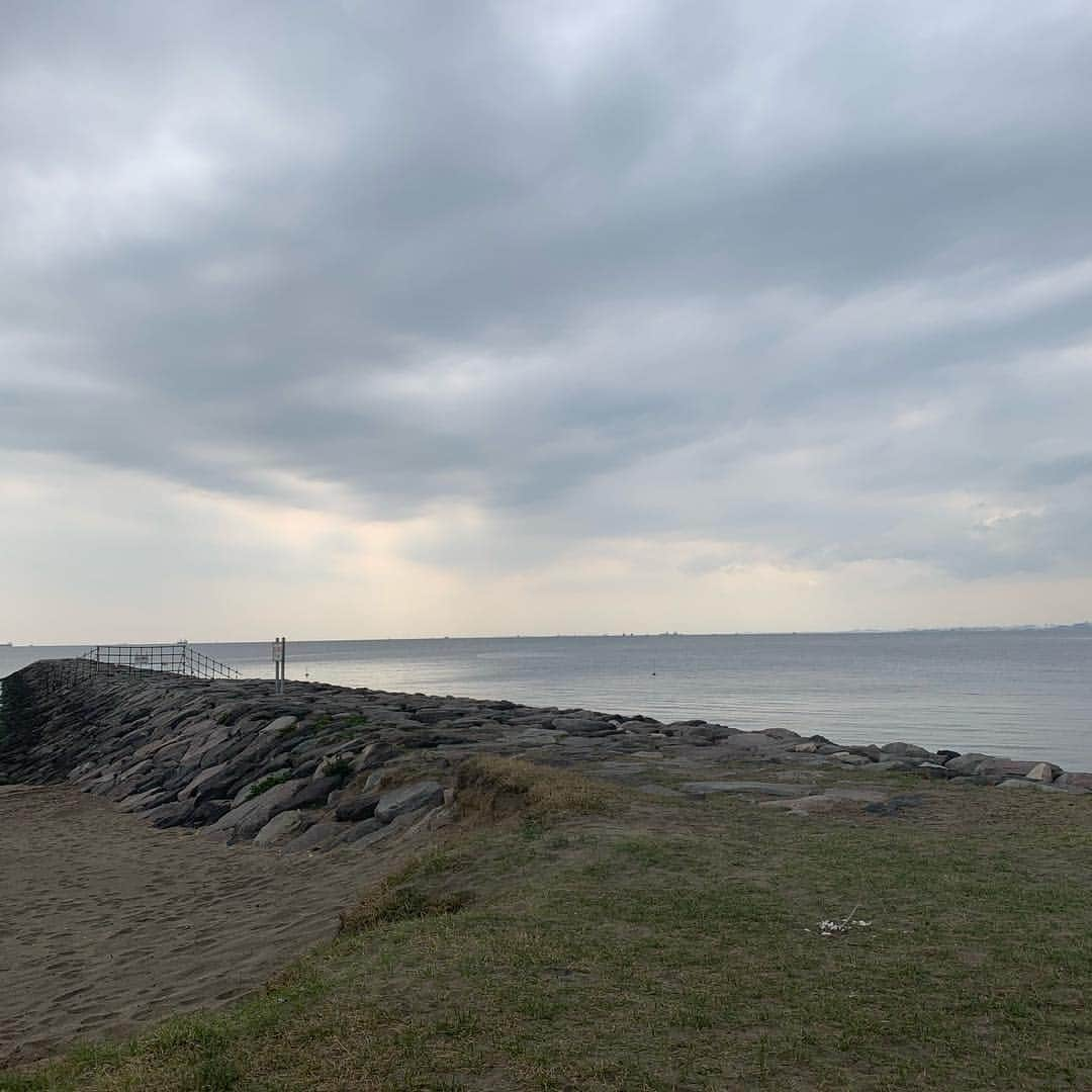 一三さんのインスタグラム写真 - (一三Instagram)「今年最初の海水浴。  寒…🥶 #海水浴 #砂浜 #beach #海 #sea #東京湾 #千葉 #chiba #稲毛」3月28日 14時36分 - ichizou.co.jp