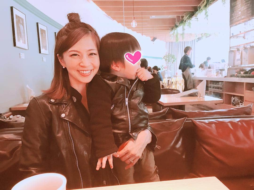 安田美沙子さんのインスタグラム写真 - (安田美沙子Instagram)「息子くんと、レザーコーデ❤️ mama #beautifulpeople  boy #undercover× #uniqlo  今日は、テレビ東京 15:40〜16:54 よじごじ 生放送に出演します❤️ぜひ見てくださいなぁ☺️✨ #instagood #live #boy #letherjacket #lether #テレビ東京」3月28日 14時36分 - yasuda_misako