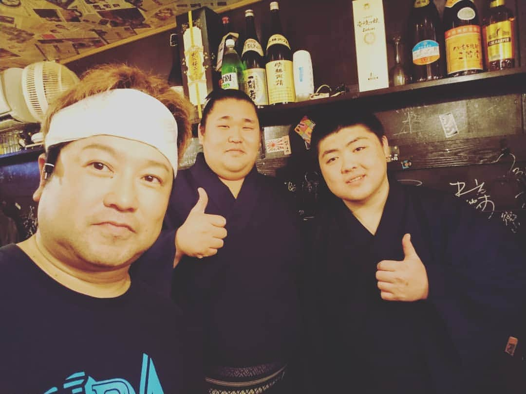 中川貴志さんのインスタグラム写真 - (中川貴志Instagram)「昨日、今日は料理長お休みのためあたし一人でかしみん焼き弐箱やっとります😃😃😃 昨日は時津風部屋の若い子が遊びに来てくれたよ🎵😃 豊ノ島のような関取になっとくれ～✨ そんなこんなで今日も18時よりオープンしてますので遊びに来てねぇー✨  #うらなんば  #かしみん焼き #弐箱 #時津風部屋」3月28日 14時31分 - takashi__nakagawa