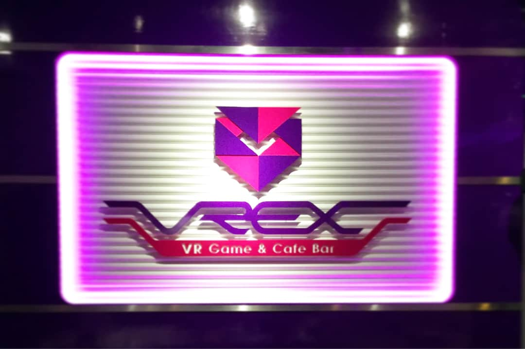 VREX VR Game&Cafe Barのインスタグラム：「. こんにちは(^ ^) VREX新宿店です！ . 当店は明日！有難い事に1周年を迎えます✨沢山のお客様にゲームを楽しんで頂きました！とても嬉しく思います🙇🏻‍♀️🙌🏻💕 . というわけで！ 明日皆さんも一緒にお祝いVRしませんかー？✨ VREXに来たことがある方もVR.ARやったことないよ〜って方も是非是非遊びに来てください🏃🏻‍♀️🌟 . 軌跡コラボも開催中🧡 . #vr #ar #game #shinjuku #kabukicho #vrex新宿店 #vrex新宿 #vrex #cafe #bar #コラボカフェ #軌跡シリーズ #新宿 #歌舞伎町 #カフェ #バー #英雄伝説」