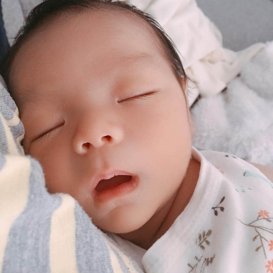 永峰絵里加さんのインスタグラム写真 - (永峰絵里加Instagram)「DAY 23.  He falls asleep after breastfeeding almost every time😴  Look at his face!🤣 授乳後の寝落ちくんとプニプニの足🐣  昼間はこのままベッドで寝てくれるけど夜間は下ろすと起きがちなので、抱っこしたまま一緒に寝るか隣で添い寝してあげることが多いです◎  よく寝てよく飲んで 生まれた時より少しずっしりしてきました👶🏻 ・  #baby #newborn #asleep #babyboy #myangel👼 #happy #love #寝顔 #寝落ち #新生児 #息子 #すやすやちゃんねる」3月28日 14時34分 - erikalmaz