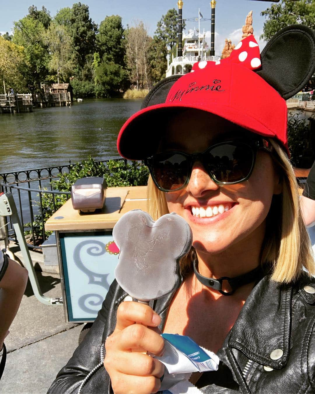 キャサディー・ポープさんのインスタグラム写真 - (キャサディー・ポープInstagram)「Disneyland will never lose its magic to me... even after sitting in a puddle on the Pirates of the Caribbean ride (swipe to see the aftermath.) #girltheworldtour picks back up tomorrow in Anaheim! My butt should be dry by then. 👌」3月28日 14時46分 - cassadeepope