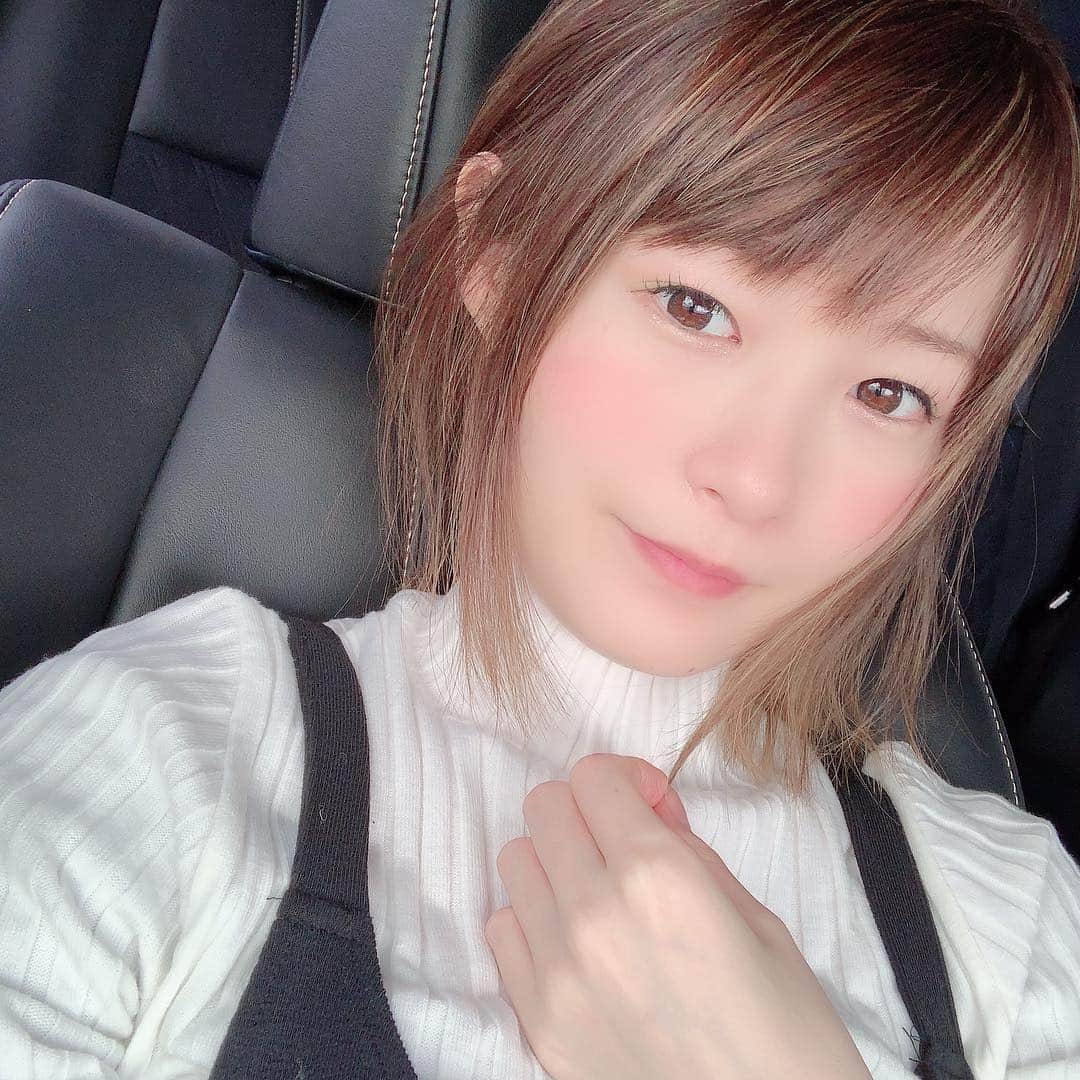 しほの涼のインスタグラム：「そうそう、髪色を載せ忘れてました😣 春なので いつもより明るめの #ミルクティーベージュ にしました🌸 また梅雨になったら、暗めに戻す予定☺️✌🏻 #ヘアカラー #ミルクティーカラー #ブリーチなしグレージュ #ブリーチなしカラー #operaリップティント #リップティント #コーラルピンク #グリーンアイシャドウ #nars #rmk #オルチャンメイク #自撮り #selfie #japanesegirl #japan #cherryblossom #dholic #chuu #stylenanda #マキシマイザー #diormakeup #haircolor #hairstyle #makeup #pinklip #cute #童顔」