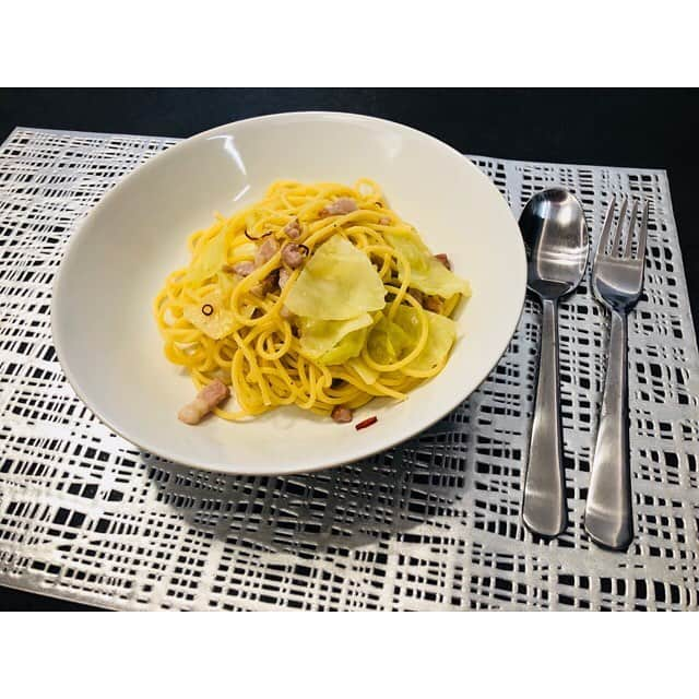 山田真以さんのインスタグラム写真 - (山田真以Instagram)「先日、チームメイトのイケとご飯に行きました😊✨ イケはビルバオでもプレーしていたスペインの選手なので、ロティーナ監督のことも知っているんです🇪🇸✨ Jリーグが大好きで、いつか日本でプレーしたい！といつも言っていて”今日はJ 2だけ試合だね！”と、J 1だけでなく、各カテゴリーをよく知っています。 私たちよりもJリーグの試合結果をチェックしていて、情報がとっても速い😂😂 日本のこと、Jリーグのことをいろいろ教えてほしい✨と言ってくれるので、すごく嬉しい気持ちになります。 イニエスタ選手をはじめ、スペイン人の選手や監督がJリーグで活躍している影響が大きいだろうけれど、他の国の選手にこう言ってもらえるのは、本当に嬉しいなぁと思います✨ お家も目と鼻の先なので、まだ車が手元になかった時にはイケが練習まで連れて行ってくれたり、加入間もない夫にいろいろと話しかけてくれたり優しくしてくれました😊 外国人として異国に来ると、こういった優しさが心に沁みます🌸 . . #真以食堂 ✔︎麻婆春雨 ✔︎生ハムとチーズ ✔︎茄子の煮浸し ✔︎サラダ ✔︎ネギのお味噌汁 ✔︎ごはん ✔︎キュウイ . ✔︎キャベツとベーコンのペペロンチーノ . #ココア頼んだらこの特大サイズ😂 #真以ごはん#ランチ#昼食#ディナー#夕食#おうちごはん#家ごはん#クッキング#クッキングラム#料理#ポーリッシュポタリー#海外生活#foodpic#instafood#foodstagram#dinner#lunch#cooking#cookingram#poland#pogonszczecin#ekstraklasa」3月28日 14時52分 - maaai.yamada