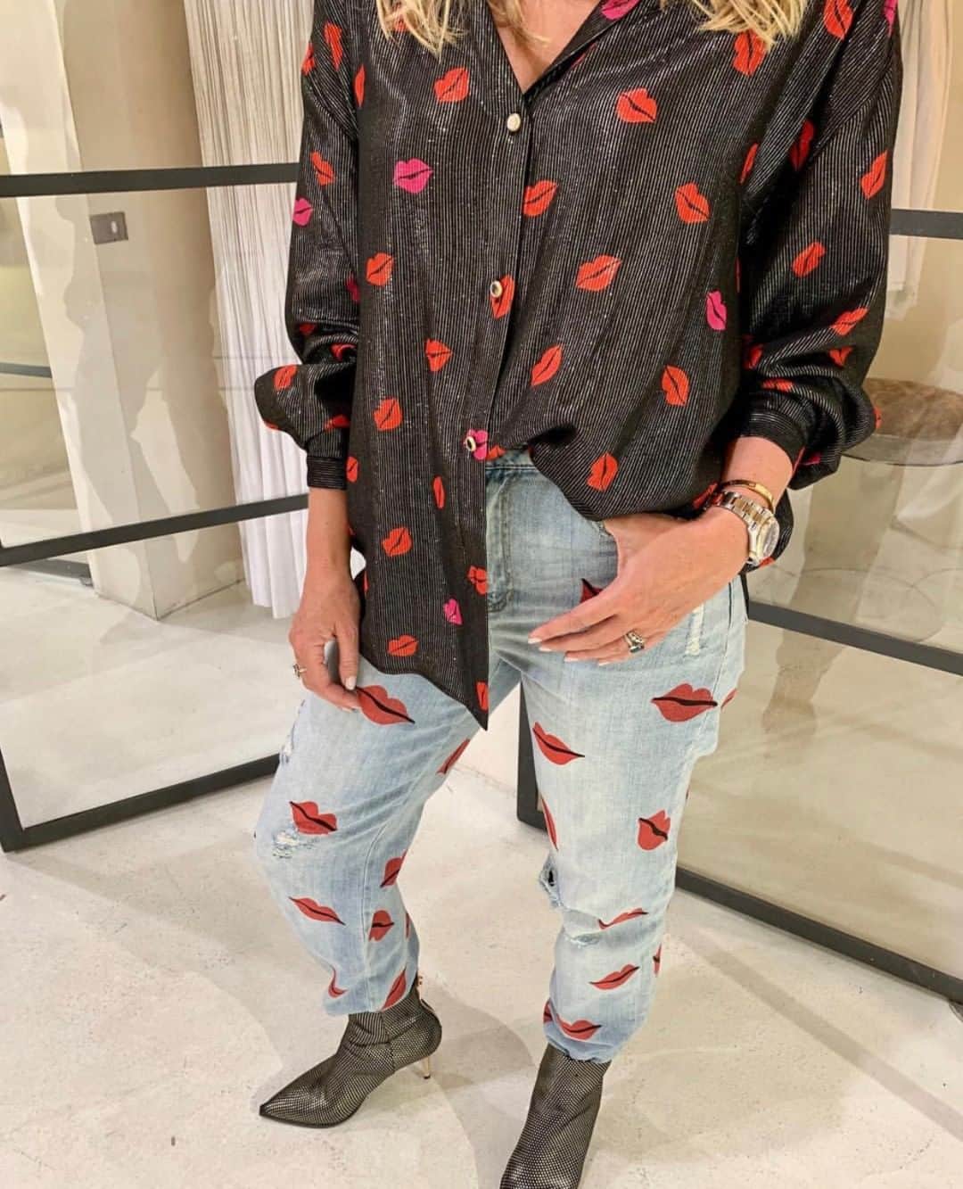 のインスタグラム：「XOXO | In store with the Bisous Bisous Shirt, French Kiss Jean & the Star Studded Boot @stylebyyellowbutton 💋  #sassandbide #sf19 #cinqásept」
