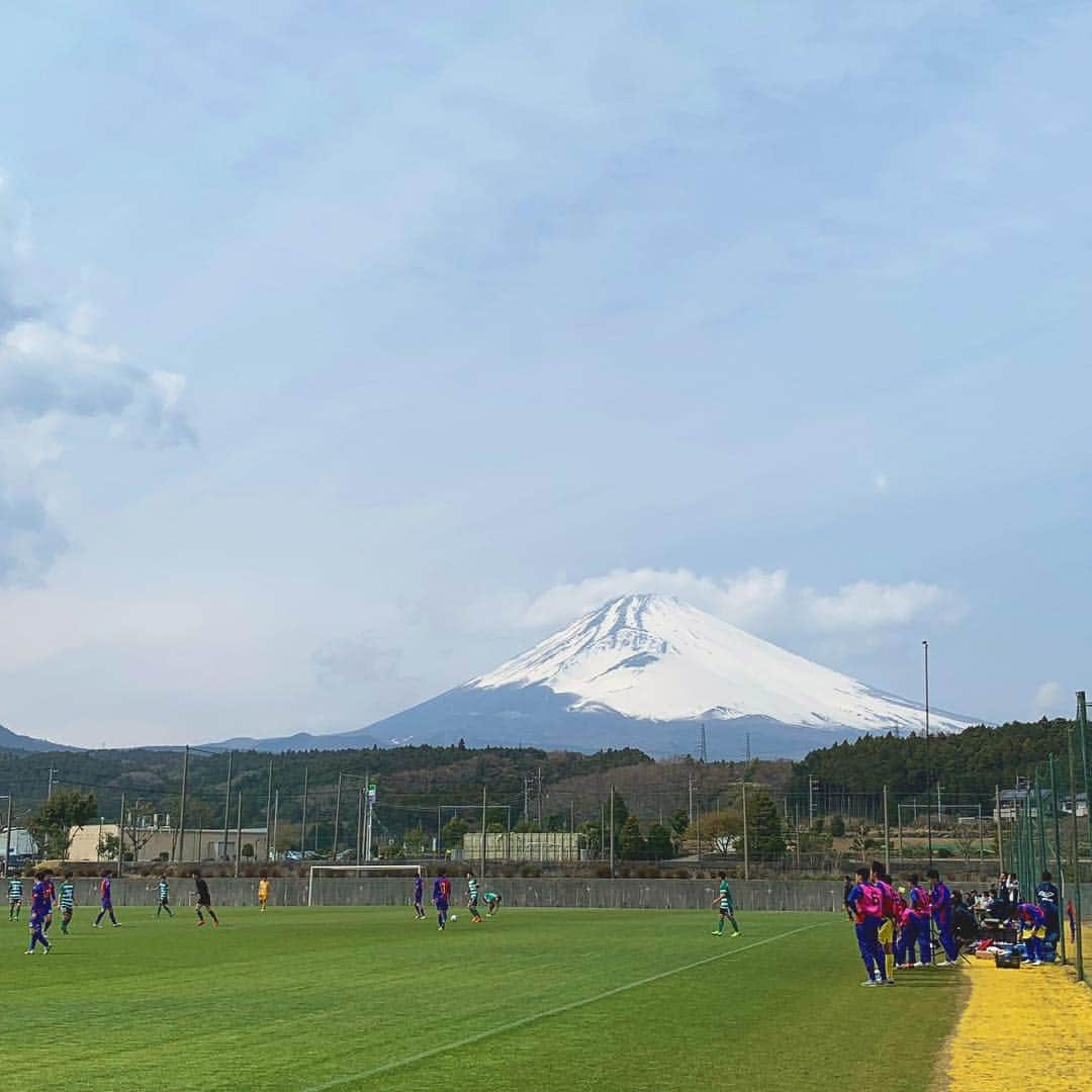 石川直宏さんのインスタグラム写真 - (石川直宏Instagram)「第22回東京ガスカップ ジュニアユースサッカーフェスティバルが開幕！ 強風だけど天気も良く、ご覧のように富士山も🗻✨ 選手たちも躍動してます！！ . #FC東京ガスカップ #FC東京U15深川 #FC東京U15むさし #fctokyo #FC東京 #tokyo #blueandred #青赤魂 #FC東京ファミリー #一体感 #fctokyoclubcommunicator  #FC東京クラブコミュニケーター #CC」3月28日 14時57分 - sgss.18