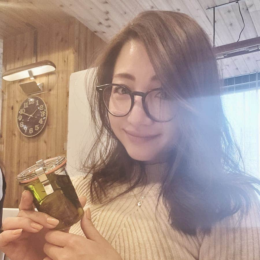 Hiromi Tomiiさんのインスタグラム写真 - (Hiromi TomiiInstagram)「今日は、ワークショップに行ってきたよ☺️ . 好みの食材とオリーブオイルを組み合わせて簡単にできるオイル漬けの、 “食べるハーバリウム” (^-^) . .  見た目もおしゃれで、オリーブオイルと食材、調味料を加えるだけだから、とっても簡単にできたよ❤️ . “食べるハーバリウム” がもらえるキャンペーンをやってるのー😉 . . キャンペーン詳細については、クラシル（@kurashiru）プロフィールページからチェックしてね(^-^) . .  https://goo.gl/forms/P4ifTkJf0ZcuL9Li2 . .  @kurashiru  #PR  #食べるハーバリウム  #BOSCO  #クラシル  #kurashiru」3月28日 15時04分 - hiromi.tomii