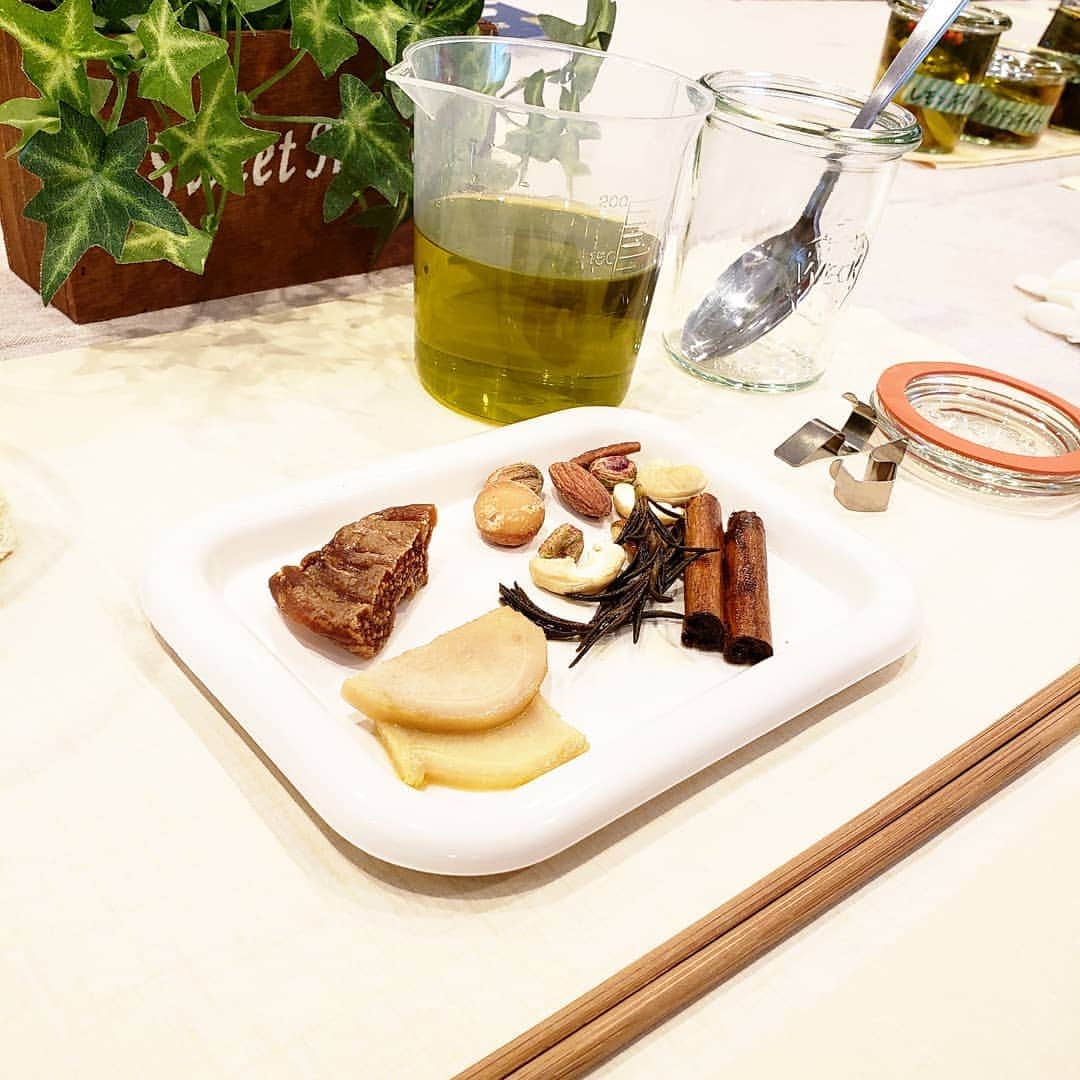 Hiromi Tomiiさんのインスタグラム写真 - (Hiromi TomiiInstagram)「今日は、ワークショップに行ってきたよ☺️ . 好みの食材とオリーブオイルを組み合わせて簡単にできるオイル漬けの、 “食べるハーバリウム” (^-^) . .  見た目もおしゃれで、オリーブオイルと食材、調味料を加えるだけだから、とっても簡単にできたよ❤️ . “食べるハーバリウム” がもらえるキャンペーンをやってるのー😉 . . キャンペーン詳細については、クラシル（@kurashiru）プロフィールページからチェックしてね(^-^) . .  https://goo.gl/forms/P4ifTkJf0ZcuL9Li2 . .  @kurashiru  #PR  #食べるハーバリウム  #BOSCO  #クラシル  #kurashiru」3月28日 15時04分 - hiromi.tomii