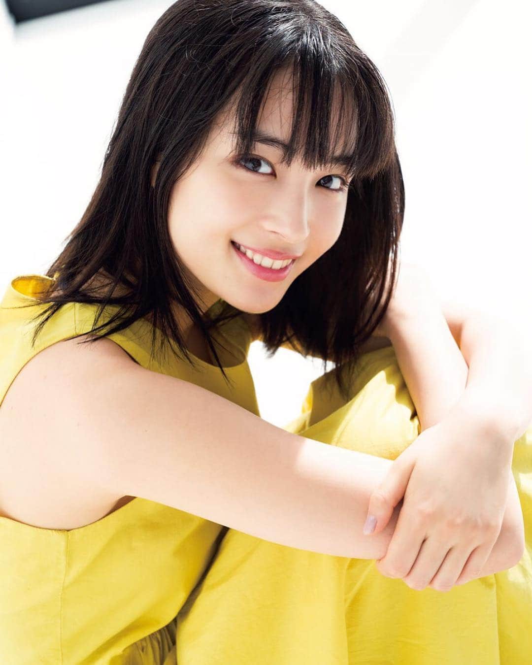 週刊少年マガジンのインスタグラム：「3月27日発売の「週刊少年マガジン」17号に広瀬すずさんが登場！ NHK連続テレビ小説、記念すべき第100作目『なつぞら』でヒロインを務める、#広瀬すず さんを撮り下ろし！ ちょっぴり大人になった国民的女優の多彩な表情を見逃すな！﻿ ﻿ 撮影 /  Takeo Dec.﻿ スタイリング / 佐藤里沙﻿ ヘアメイク / 牧田健史﻿ デザイン / 坂上和也(banjo)﻿ 衣装協力 / SENCE OF PLACE, URBAN RESERCH DOORS, RODE SKO, MARIHA﻿」