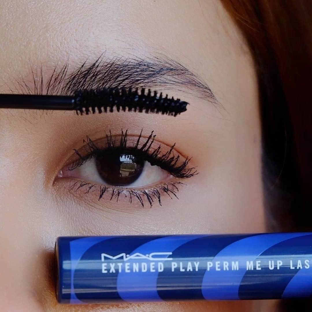 M•A•C Cosmetics Franceさんのインスタグラム写真 - (M•A•C Cosmetics FranceInstagram)「M·A·C - EXTENDED PLAY PERM ME UP LASH 😉 Connaissez-vous le nouveau mascara Extended Play Perm Me Up Lash ? Résistant à l'eau,  ce mascara augmente le volume et recourbe instantanément les cils pour une tenue jusqu'à16h ! Commentez 🔥 si vous avez très envie de tester ce mascara 😉 Crédit photo : @macartist_nut & @maccosmeticsthailand #maccosmetics #maccosmeticsfrance #macextendedplay #mascara #new」3月28日 15時00分 - maccosmeticsfrance