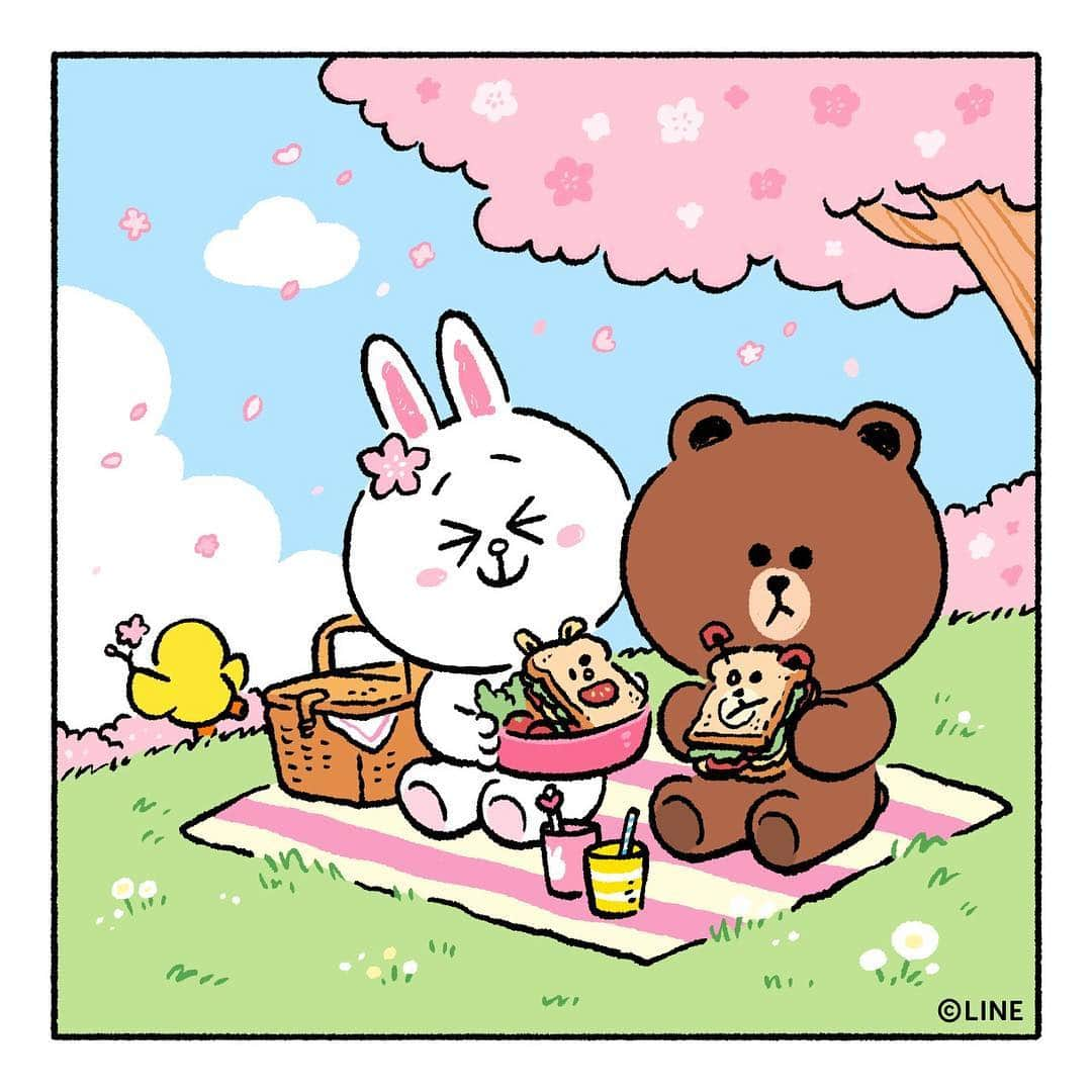 LINE FRIENDSさんのインスタグラム写真 - (LINE FRIENDSInstagram)「. Hi there, you two lovebirds 😍  Oh wait, anyone spotted the #ThirdWheel?  #Picnic #Sandwich #NomNom #Couple #BROWN #CONY  #SALLY #LINEFRIENDS」3月28日 15時02分 - linefriends