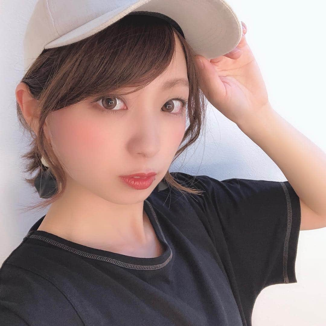 筧沙奈恵さんのインスタグラム写真 - (筧沙奈恵Instagram)「ママ向けのファッションブランドさんのHP撮影に行ってきました😊 ・ 春休み中の娘と一緒👧❤️ ・ 長丁場の撮影でしたが、スタッフさんがつきっきりで遊んでくださって、娘は終始楽しんでいました😍4枚目は、娘がお姉さんと一緒に作った作品❤️蝶々とお花です🦋🌼クオリティーが高すぎてビックリ！持って帰っておうちでも遊んでいます✨ ・ 衣装は2枚目のようなスエットワンピにキャップというカジュアルなテイストも！かなり新鮮でした✨ ・ とても温かい現場で、私も楽しく過ごさせていただきました👱‍♀️❤️ ・ #ファッション撮影 #ママファッション #ママコーデ #instafashion #女の子ママ #2児ママ #ハウススタジオ」3月28日 15時06分 - sanaekakei