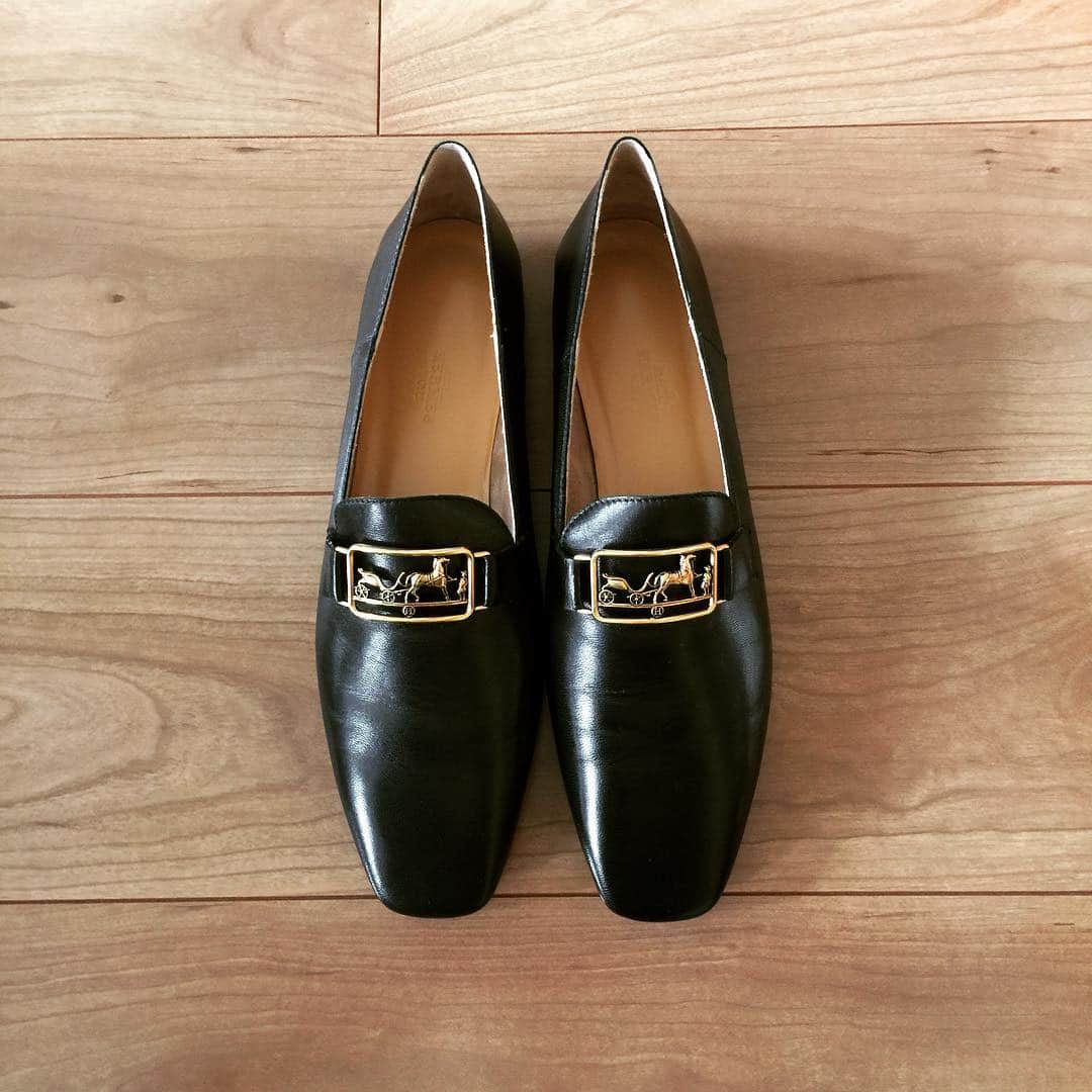 おおたうにさんのインスタグラム写真 - (おおたうにInstagram)「🧡soft goat leather shoes🧡/ HERMÈS @hermes  色々あって、なぜかとんとん拍子でお家に来てくれたエルメスちゃん( ´ ▽ ` )✨ この素敵なお靴に自分を寄せていく修行のはじまり。ああ、なんて可愛いんだ😍❣️ #今日のお靴 #shoes #goatleather #hermes #fashion #うっとり #mycinderellashoes」3月28日 15時15分 - outa_uni