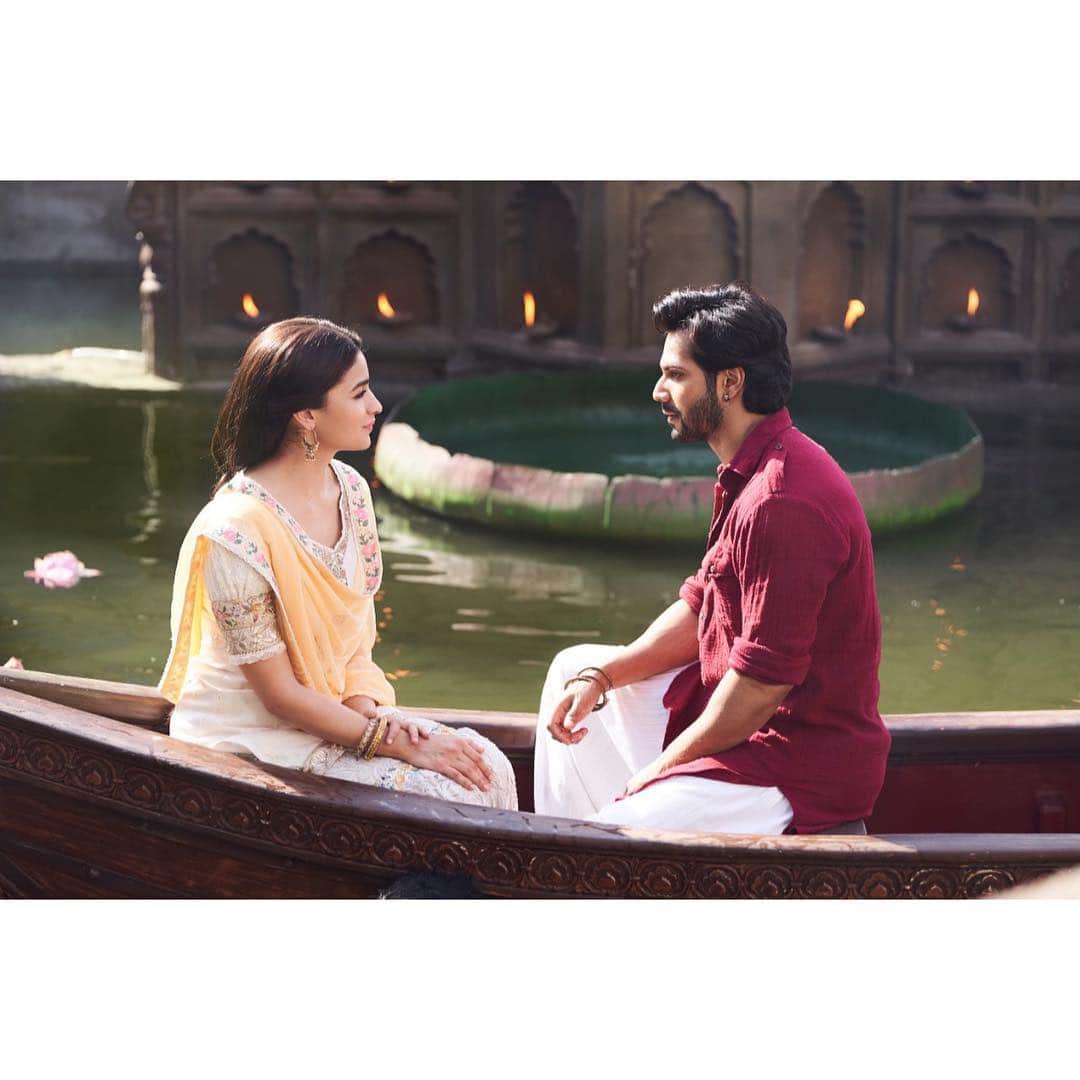 アリア・バットのインスタグラム：「Kalank title track - Out soon ❤️」